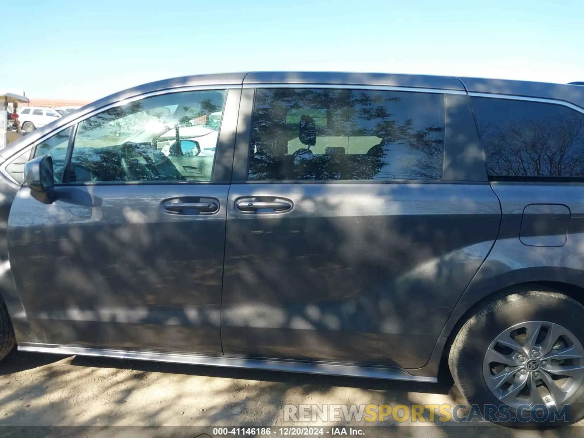 14 fotografías del automóvil dañado 5TDKRKEC6RS198963 TOYOTA SIENNA 2024