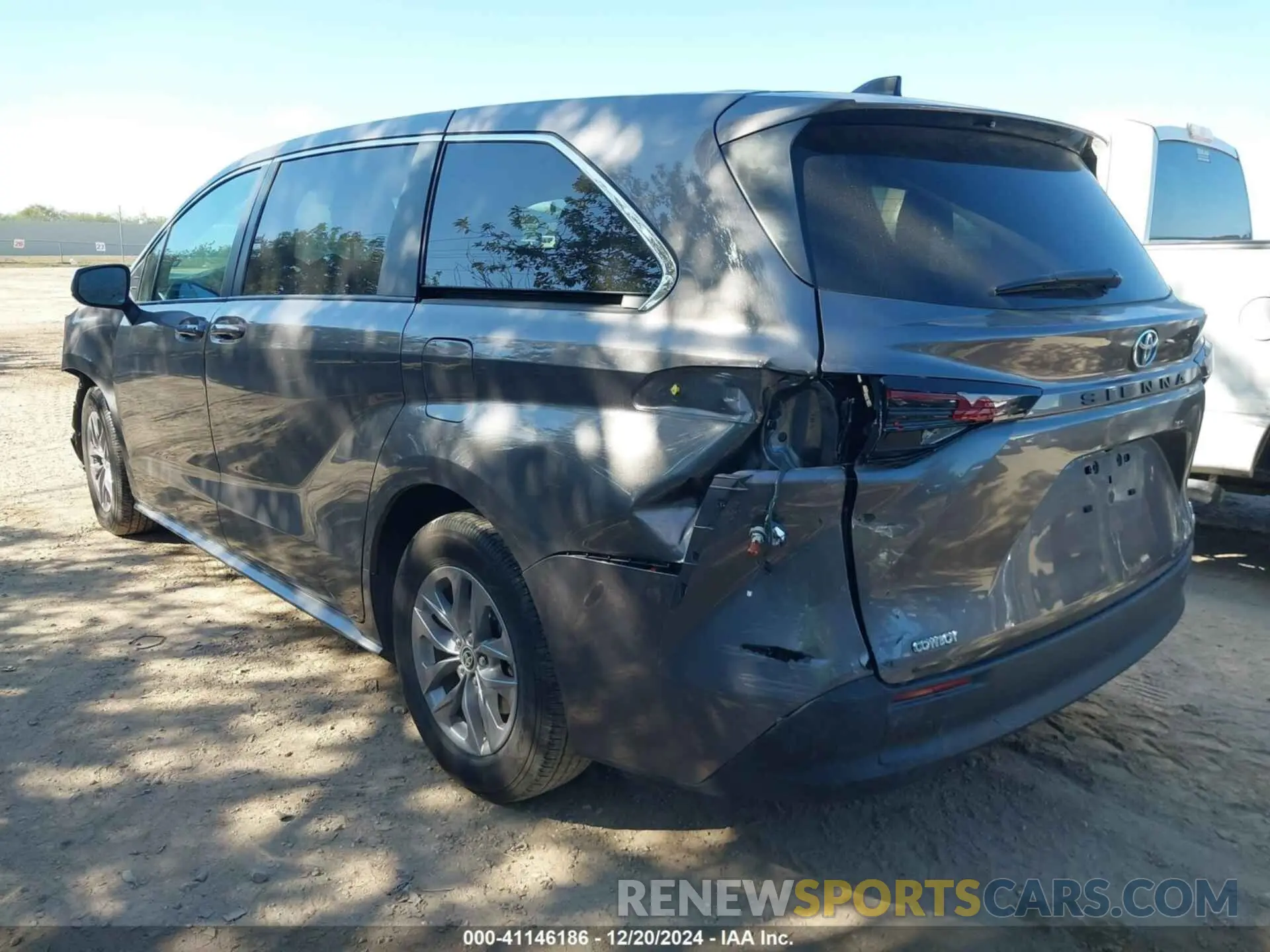 3 fotografías del automóvil dañado 5TDKRKEC6RS198963 TOYOTA SIENNA 2024