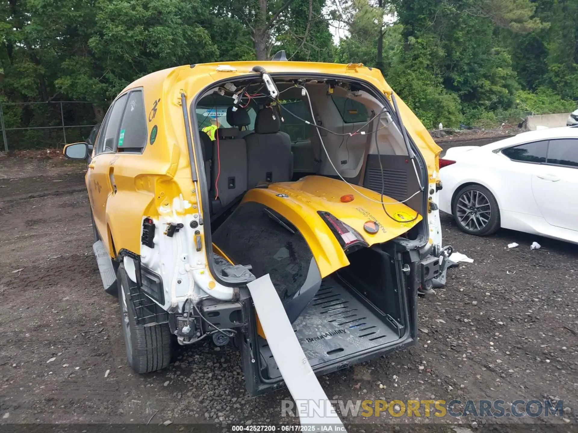 16 fotografías del automóvil dañado 5TDKRKECXRS216431 TOYOTA SIENNA 2024