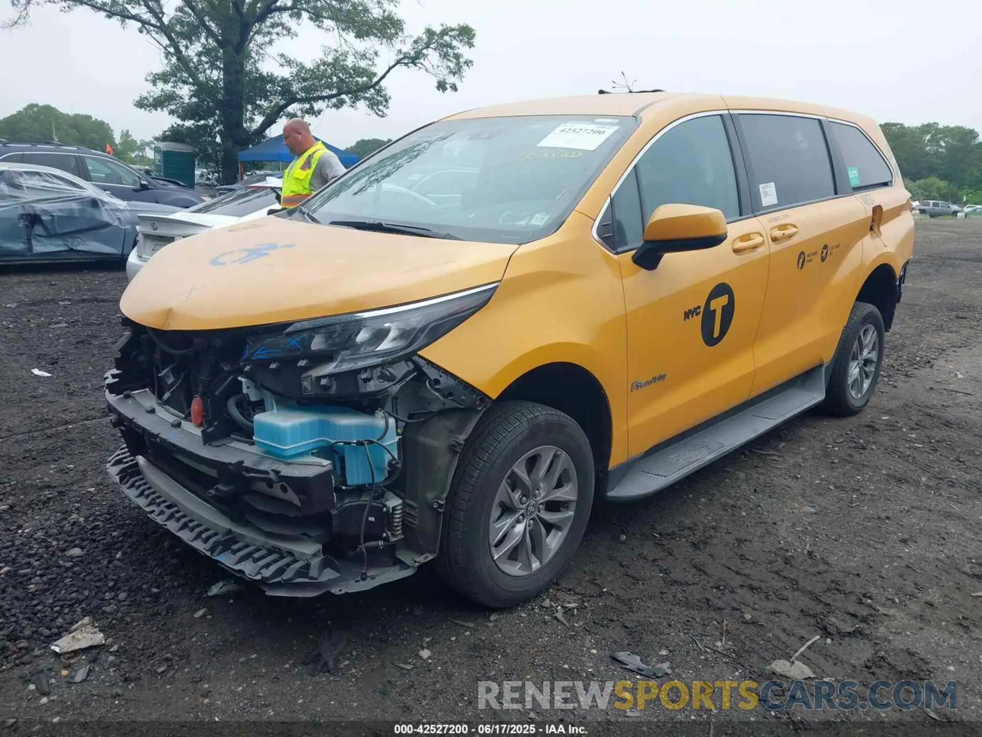 2 fotografías del automóvil dañado 5TDKRKECXRS216431 TOYOTA SIENNA 2024