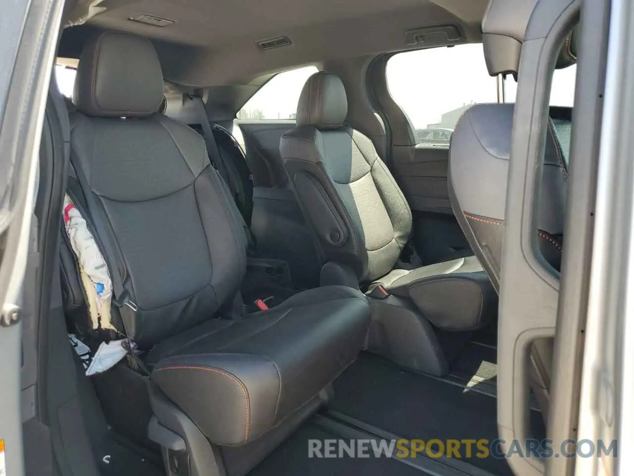 11 fotografías del automóvil dañado 5TDXRKEC0RS205640 TOYOTA SIENNA 2024