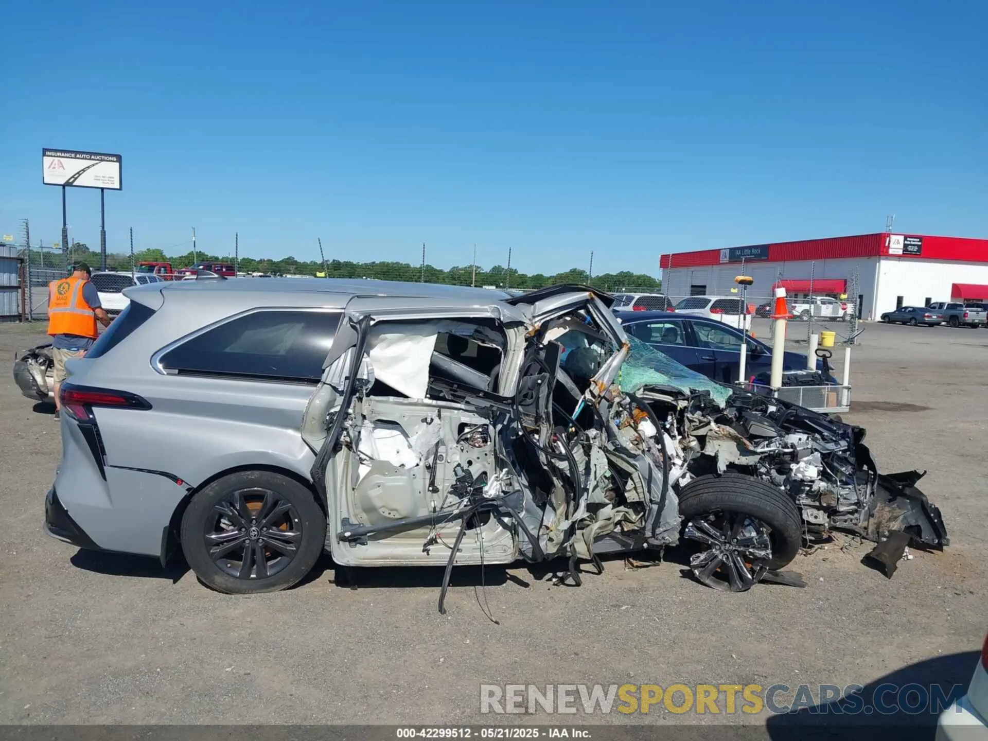 13 fotografías del automóvil dañado 5TDXSKFC0RS135429 TOYOTA SIENNA 2024