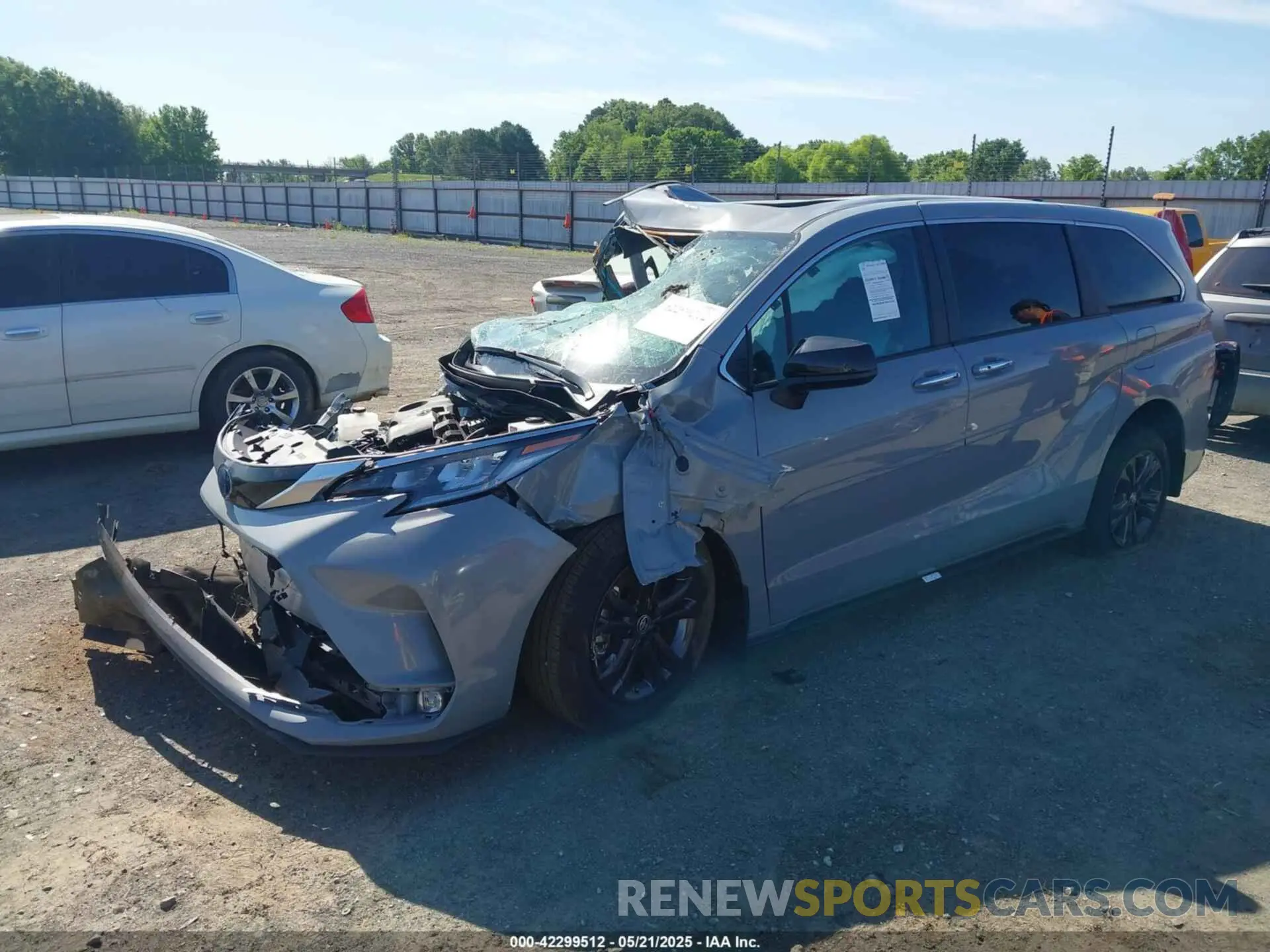 2 fotografías del automóvil dañado 5TDXSKFC0RS135429 TOYOTA SIENNA 2024