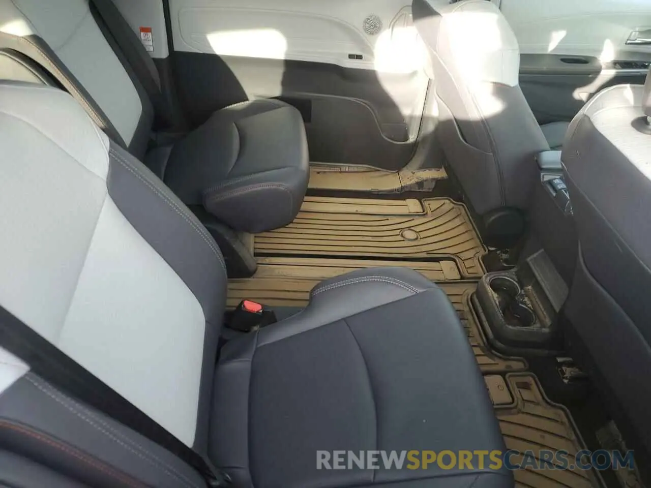 11 fotografías del automóvil dañado 5TDXSKFC4RS112915 TOYOTA SIENNA 2024
