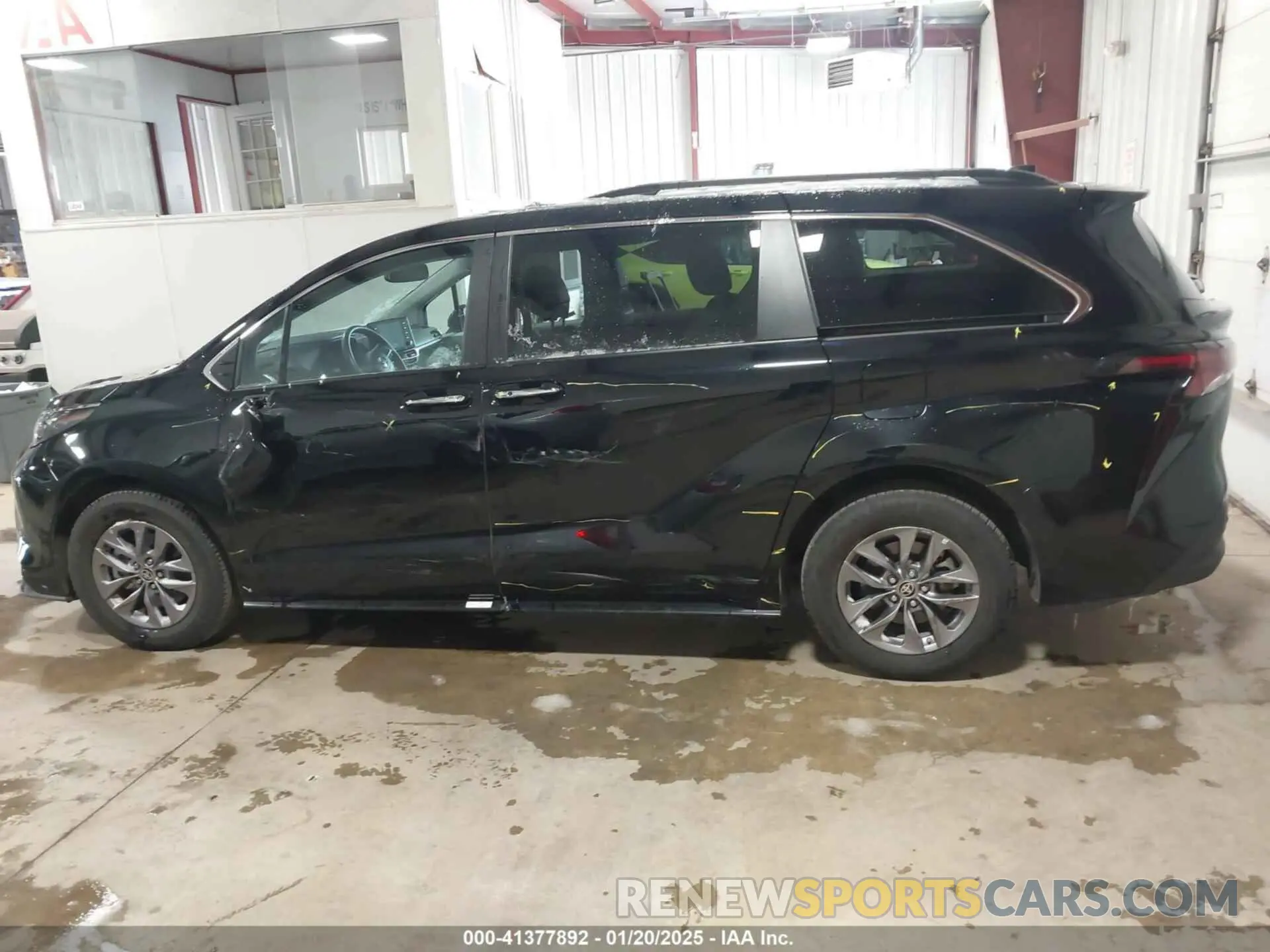 14 fotografías del automóvil dañado 5TDYRKEC3RS186814 TOYOTA SIENNA 2024