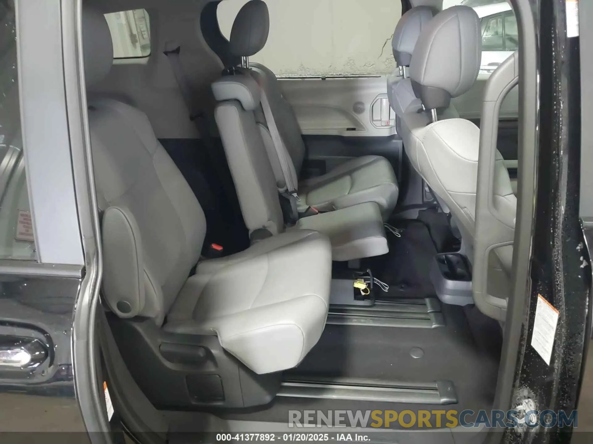 8 fotografías del automóvil dañado 5TDYRKEC3RS186814 TOYOTA SIENNA 2024