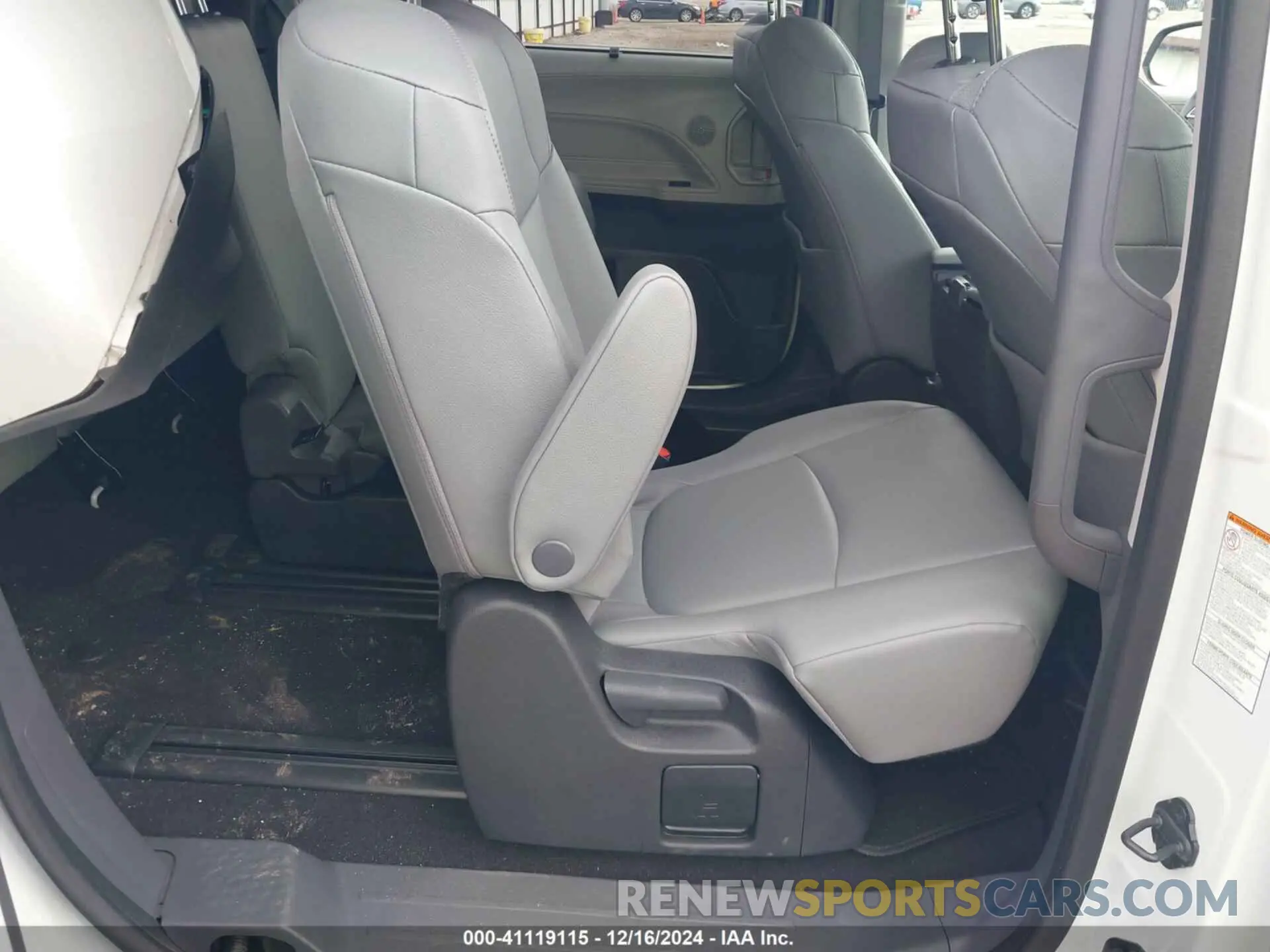 8 fotografías del automóvil dañado 5TDYRKEC4RS187762 TOYOTA SIENNA 2024