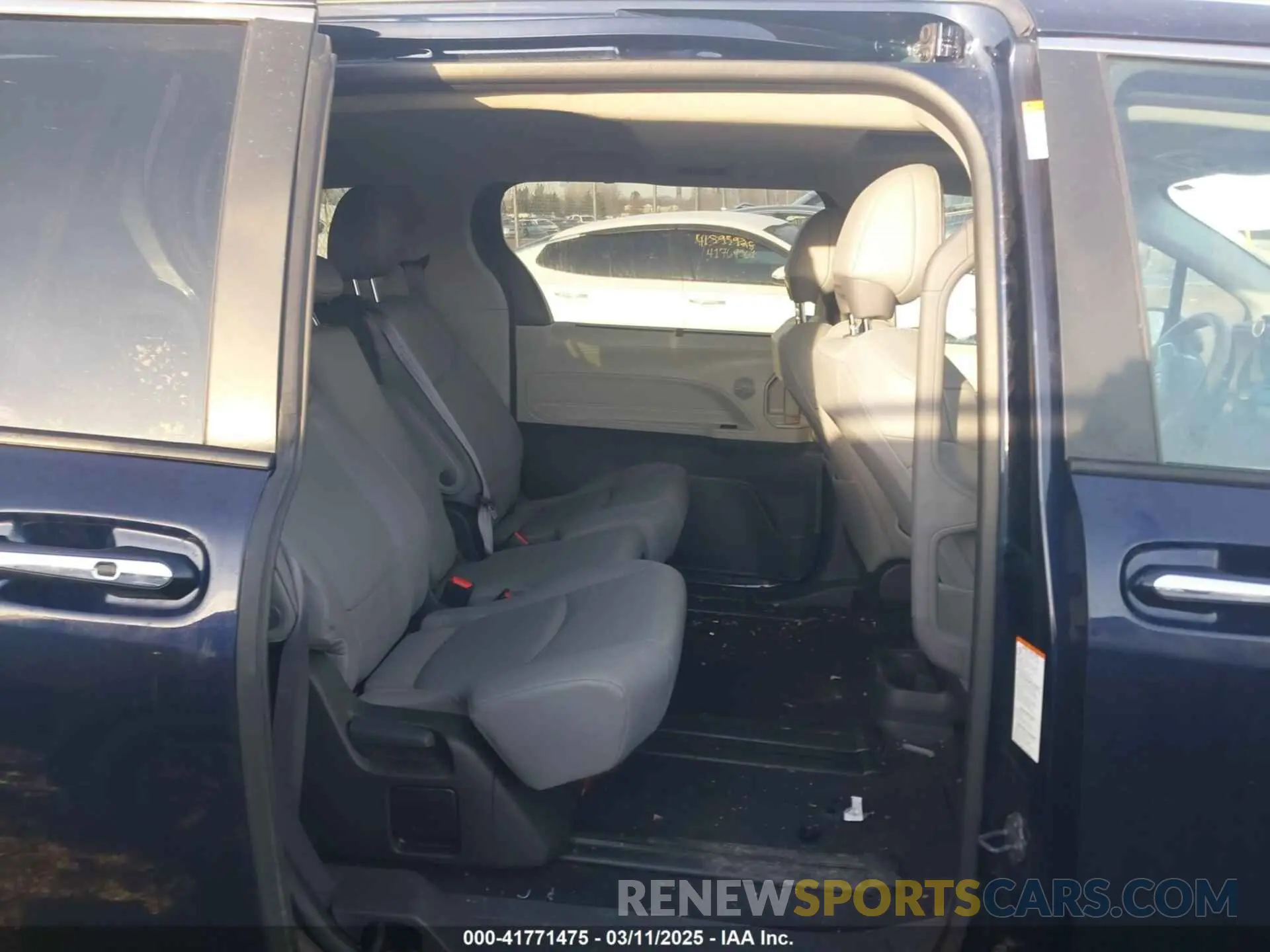 8 fotografías del automóvil dañado 5TDYRKEC8RS215451 TOYOTA SIENNA 2024