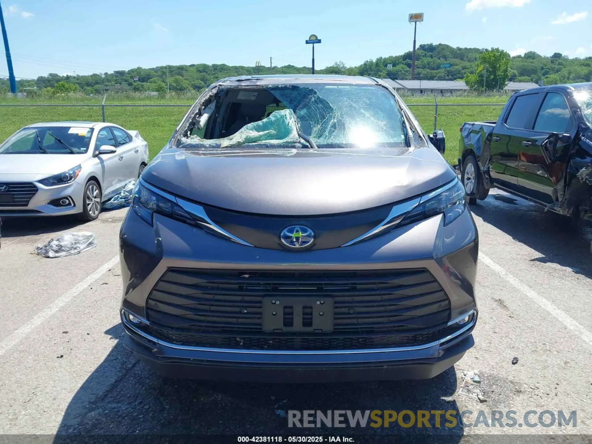 12 fotografías del automóvil dañado 5TDYRKECXRS180167 TOYOTA SIENNA 2024
