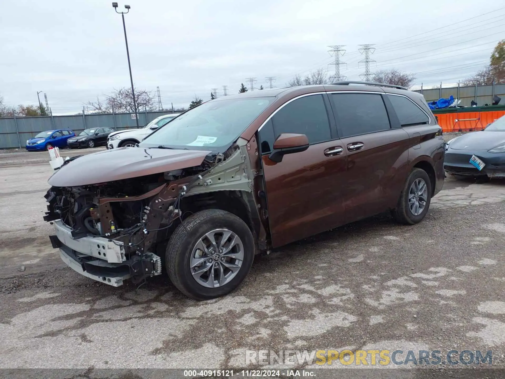 2 fotografías del automóvil dañado 5TDYSKFC9RS120030 TOYOTA SIENNA 2024