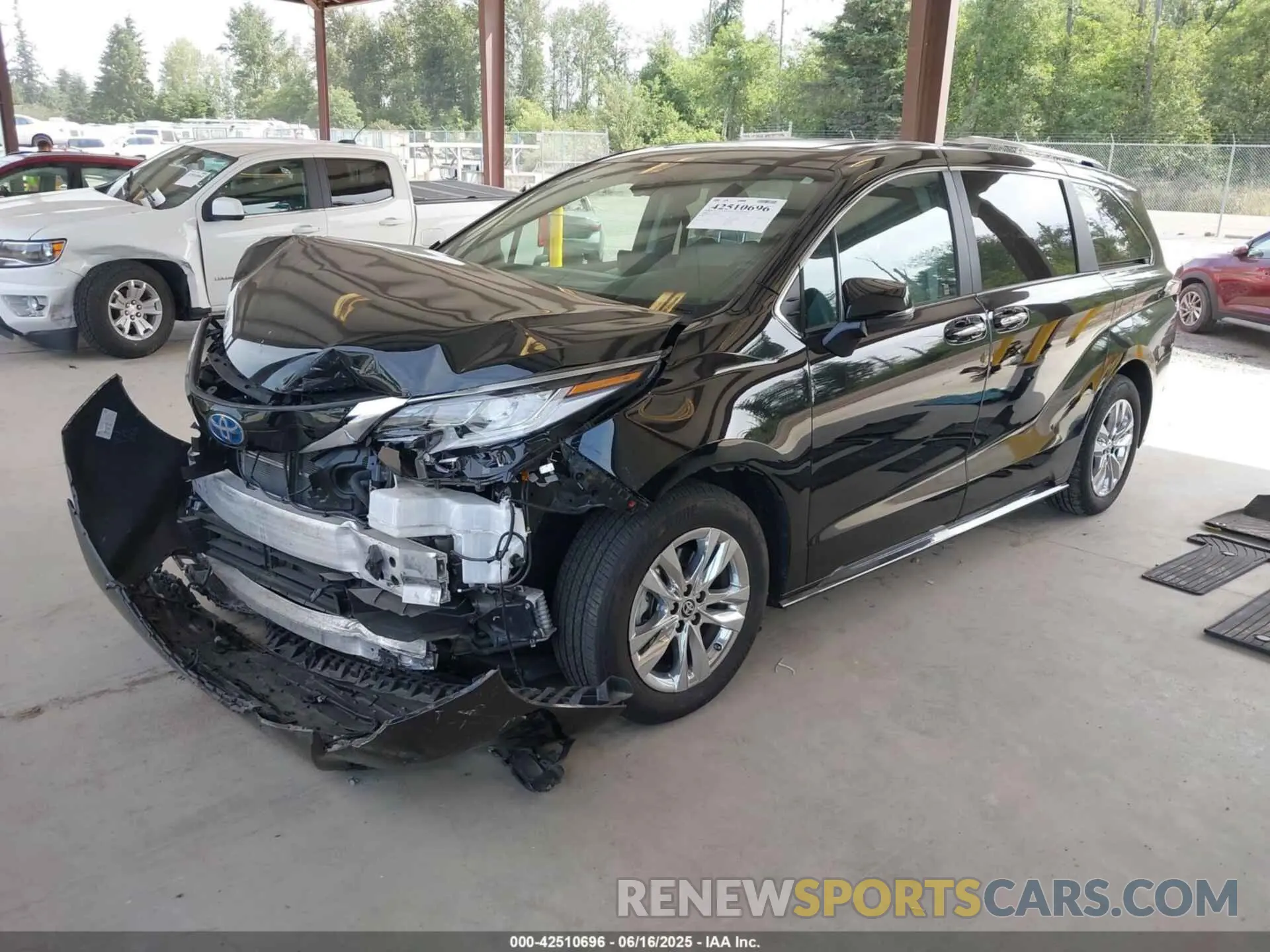 2 fotografías del automóvil dañado 5TDZSKFC2RS125364 TOYOTA SIENNA 2024