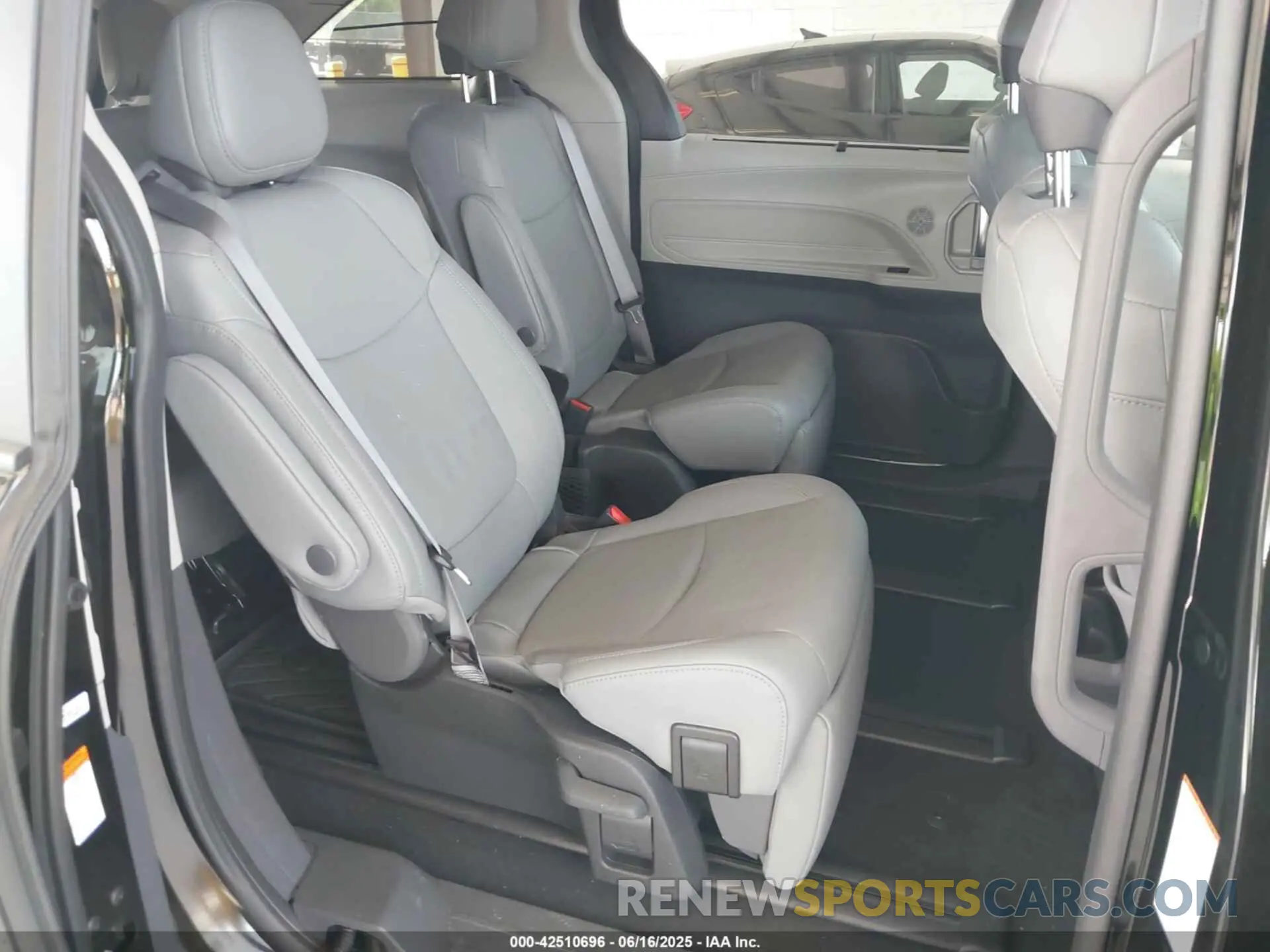 8 fotografías del automóvil dañado 5TDZSKFC2RS125364 TOYOTA SIENNA 2024