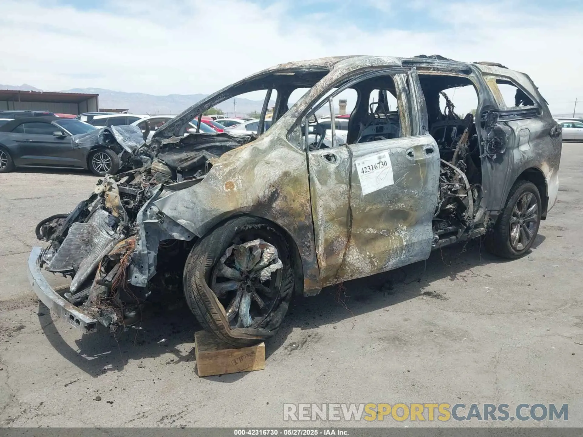 2 fotografías del automóvil dañado 5TDDRKEC7SS229054 TOYOTA SIENNA 2025