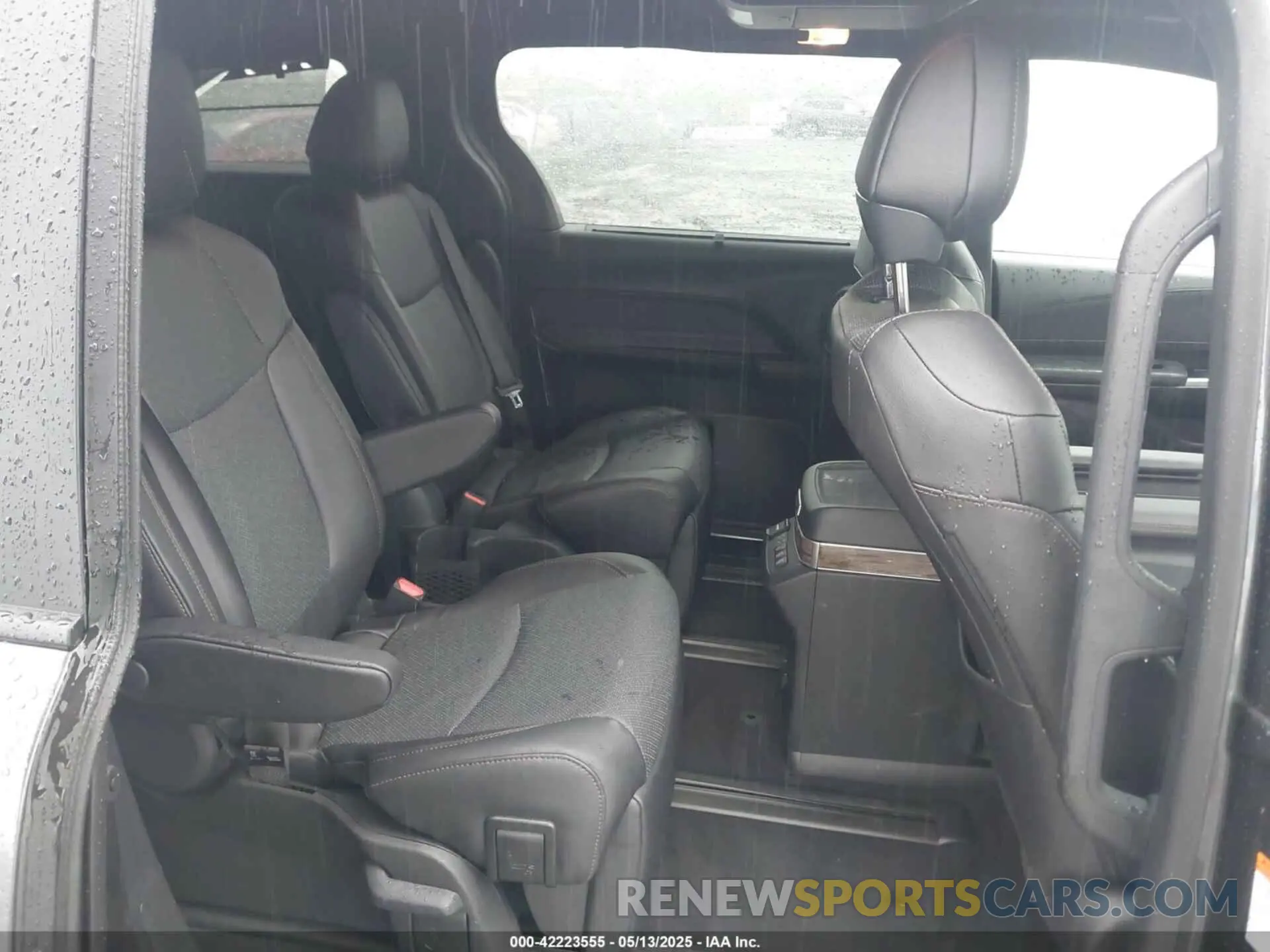 8 fotografías del automóvil dañado 5TDESKFC7SS171311 TOYOTA SIENNA 2025