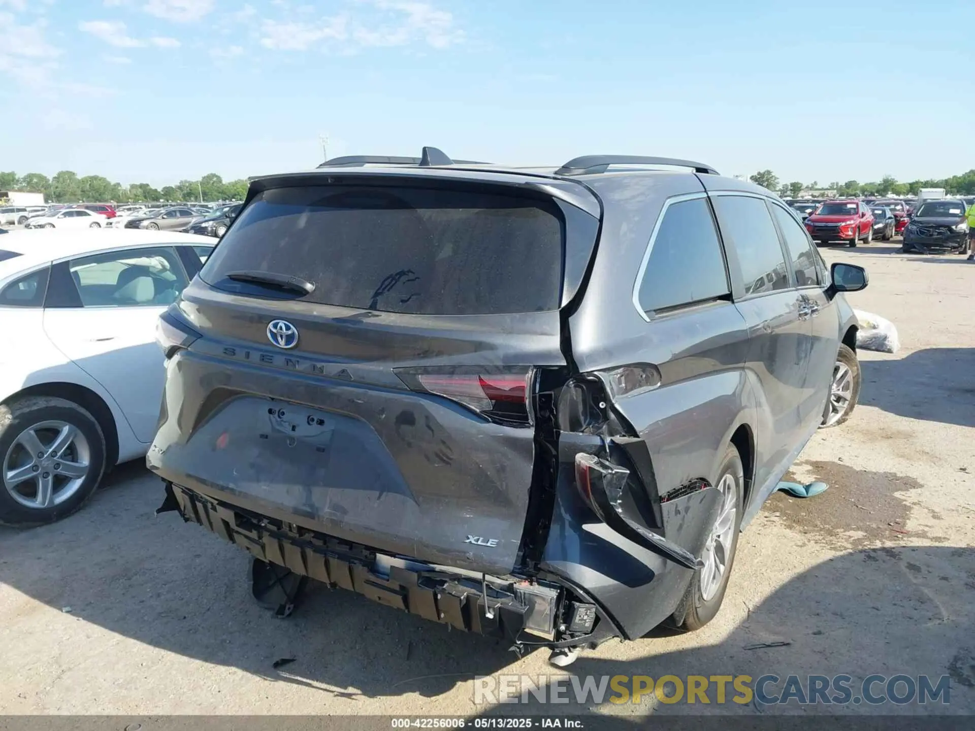 4 fotografías del automóvil dañado 5TDJRKEC0SS241548 TOYOTA SIENNA 2025