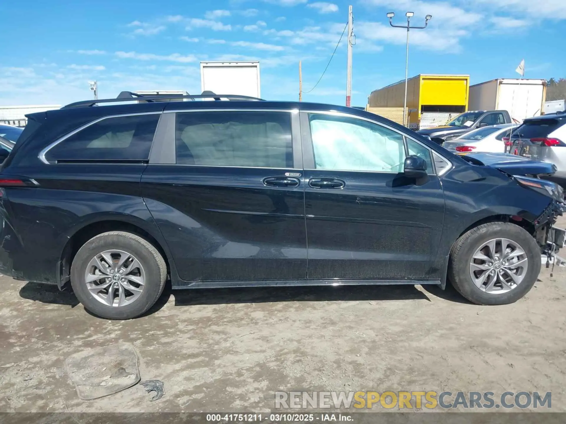 13 fotografías del automóvil dañado 5TDKSKFC2SS164981 TOYOTA SIENNA 2025