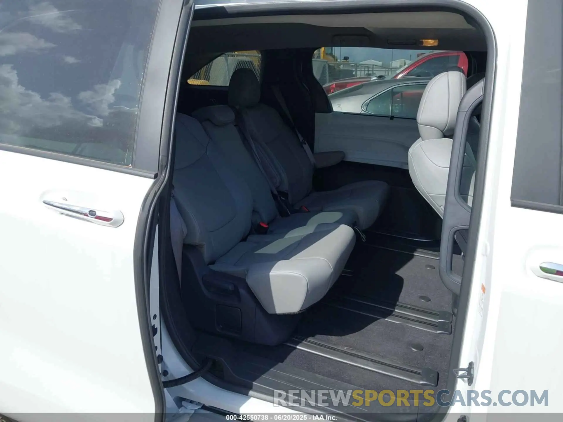 8 fotografías del automóvil dañado 5TDYRKEC9SS245676 TOYOTA SIENNA 2025