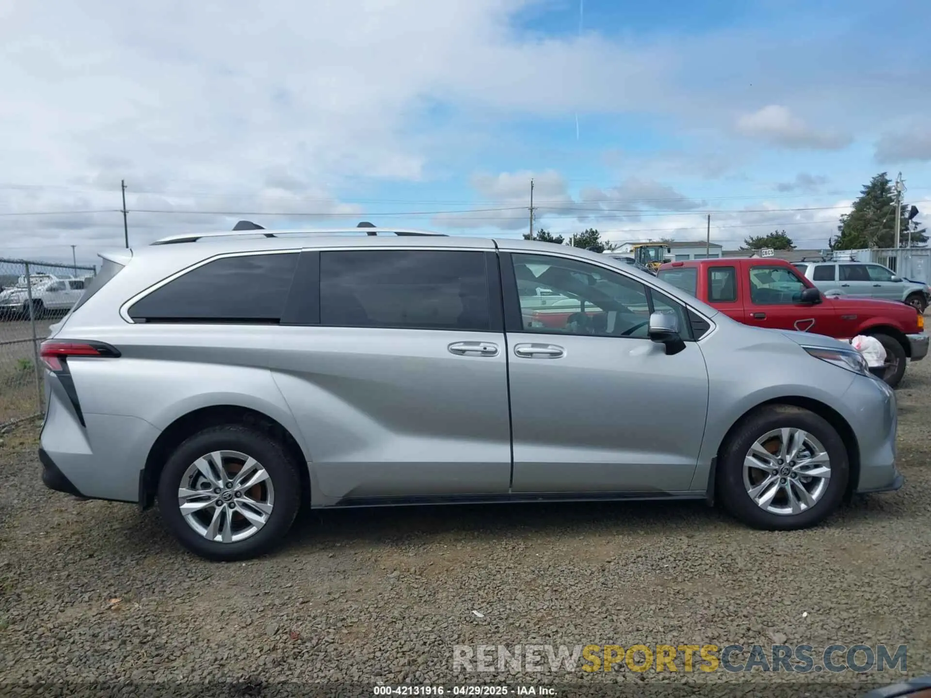 13 fotografías del automóvil dañado 5TDZRKEC9SS234407 TOYOTA SIENNA 2025