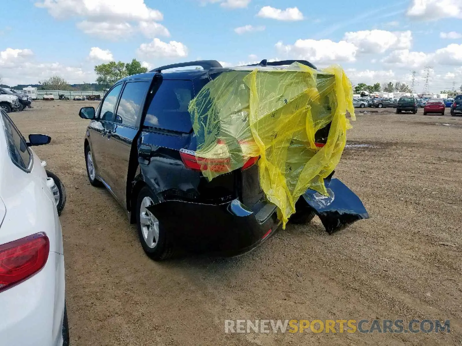 3 fotografías del automóvil dañado 5TDKZ3DC2KS971652 TOYOTA SIENNA LE 2019