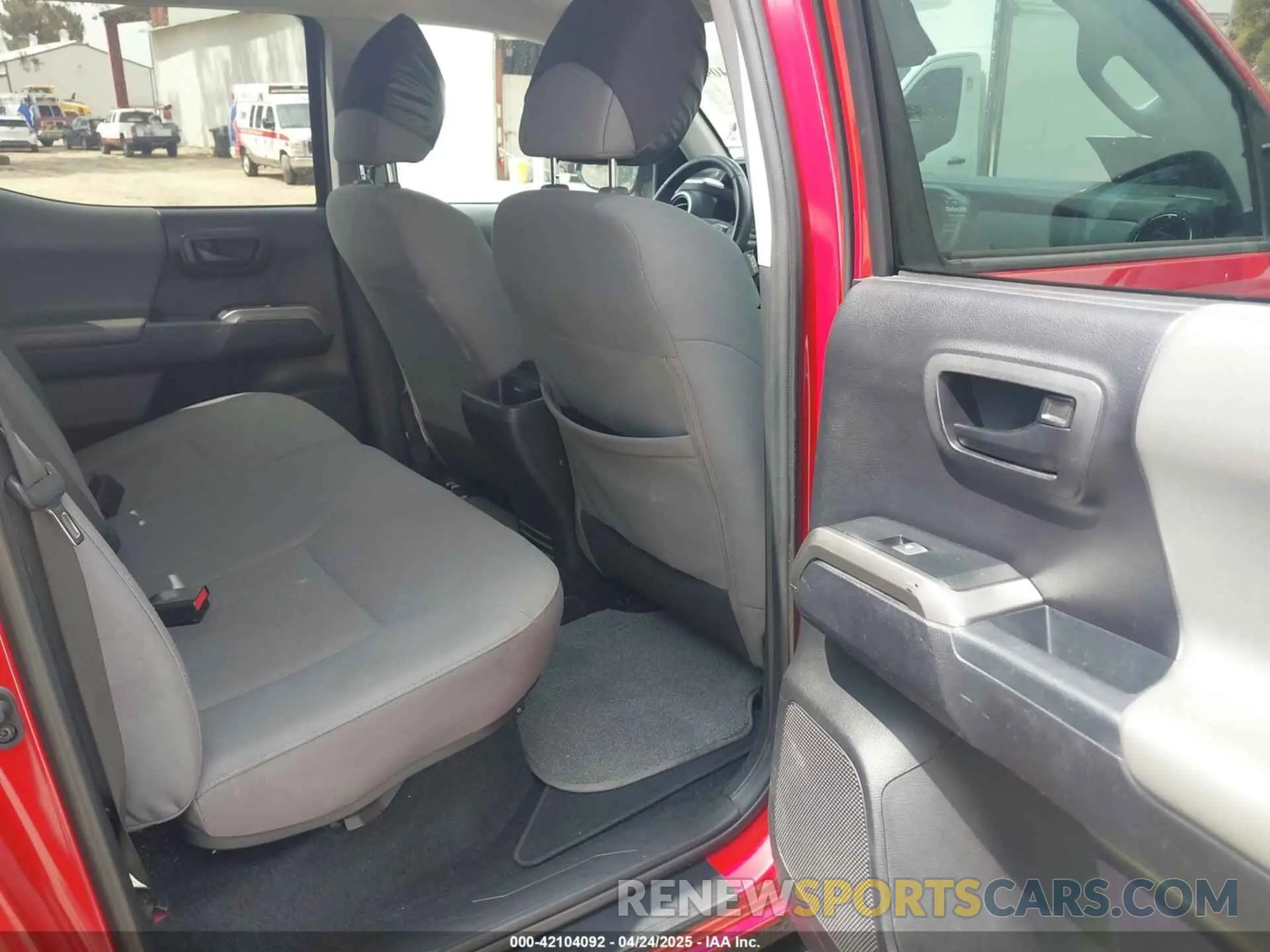 8 fotografías del automóvil dañado 3TMAZ5CN0KM102400 TOYOTA TACOMA 2019