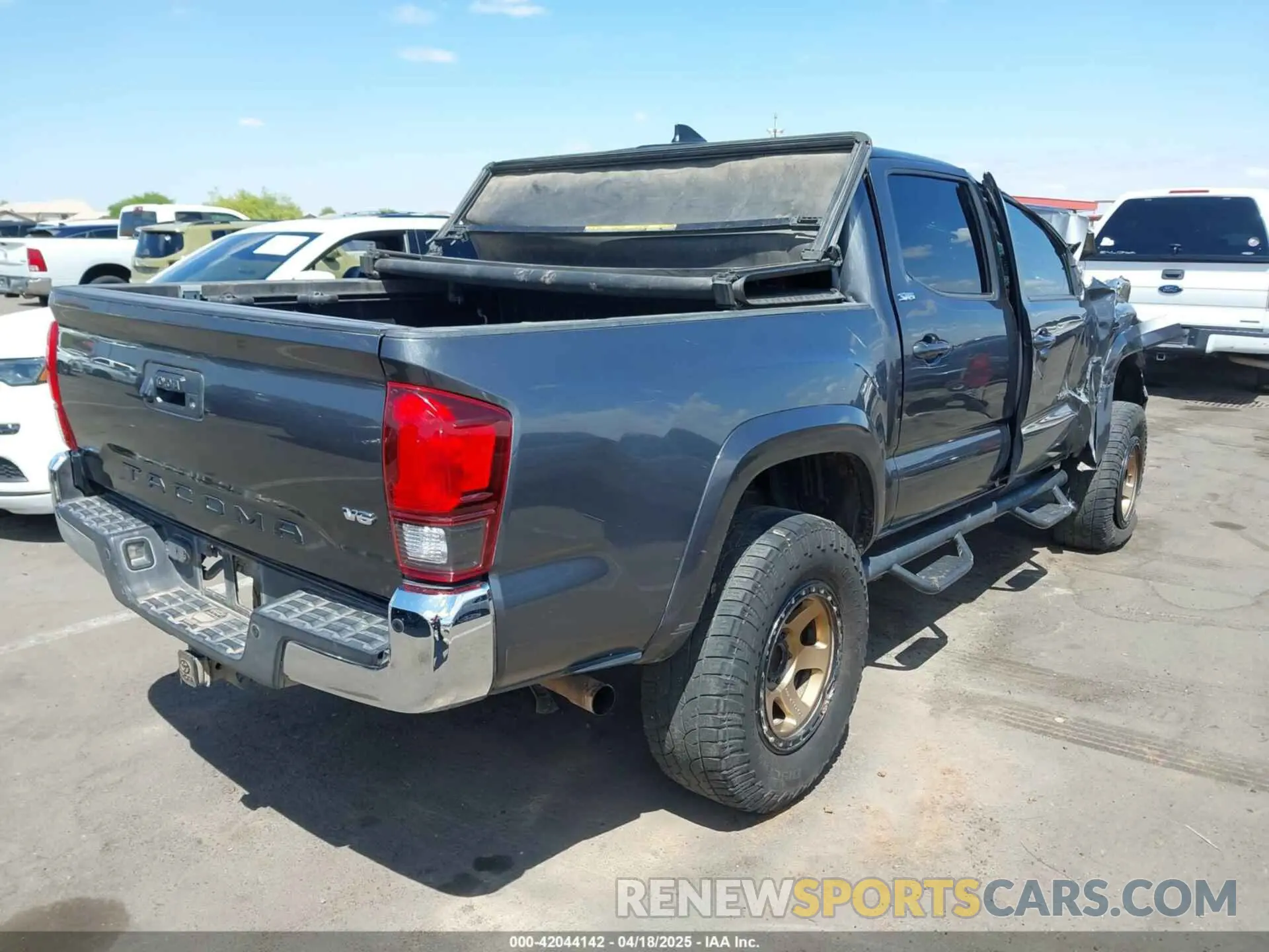 4 fotografías del automóvil dañado 3TMAZ5CN0KM104096 TOYOTA TACOMA 2019