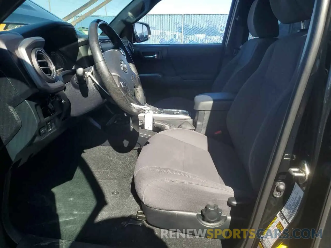 7 fotografías del automóvil dañado 3TMAZ5CN1KM095571 TOYOTA TACOMA 2019