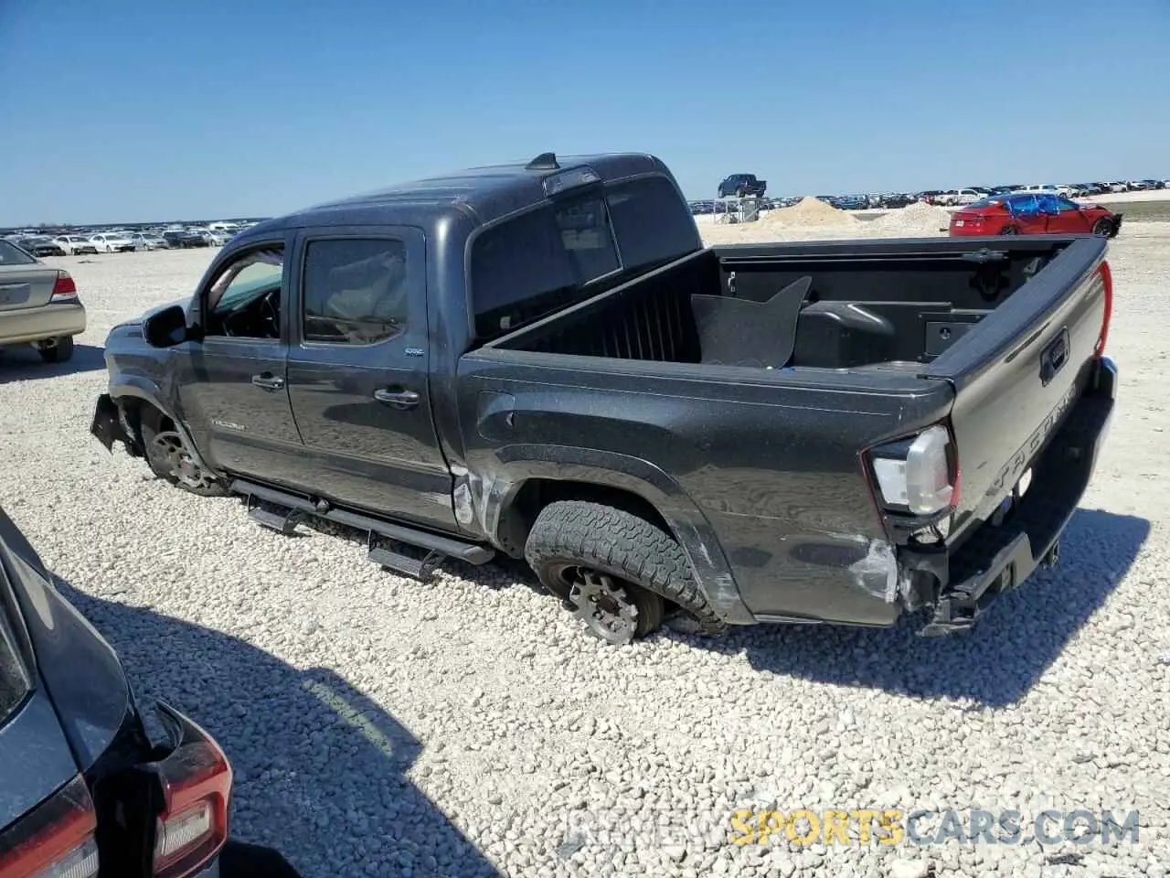 2 fotografías del automóvil dañado 3TMAZ5CN1KM097949 TOYOTA TACOMA 2019