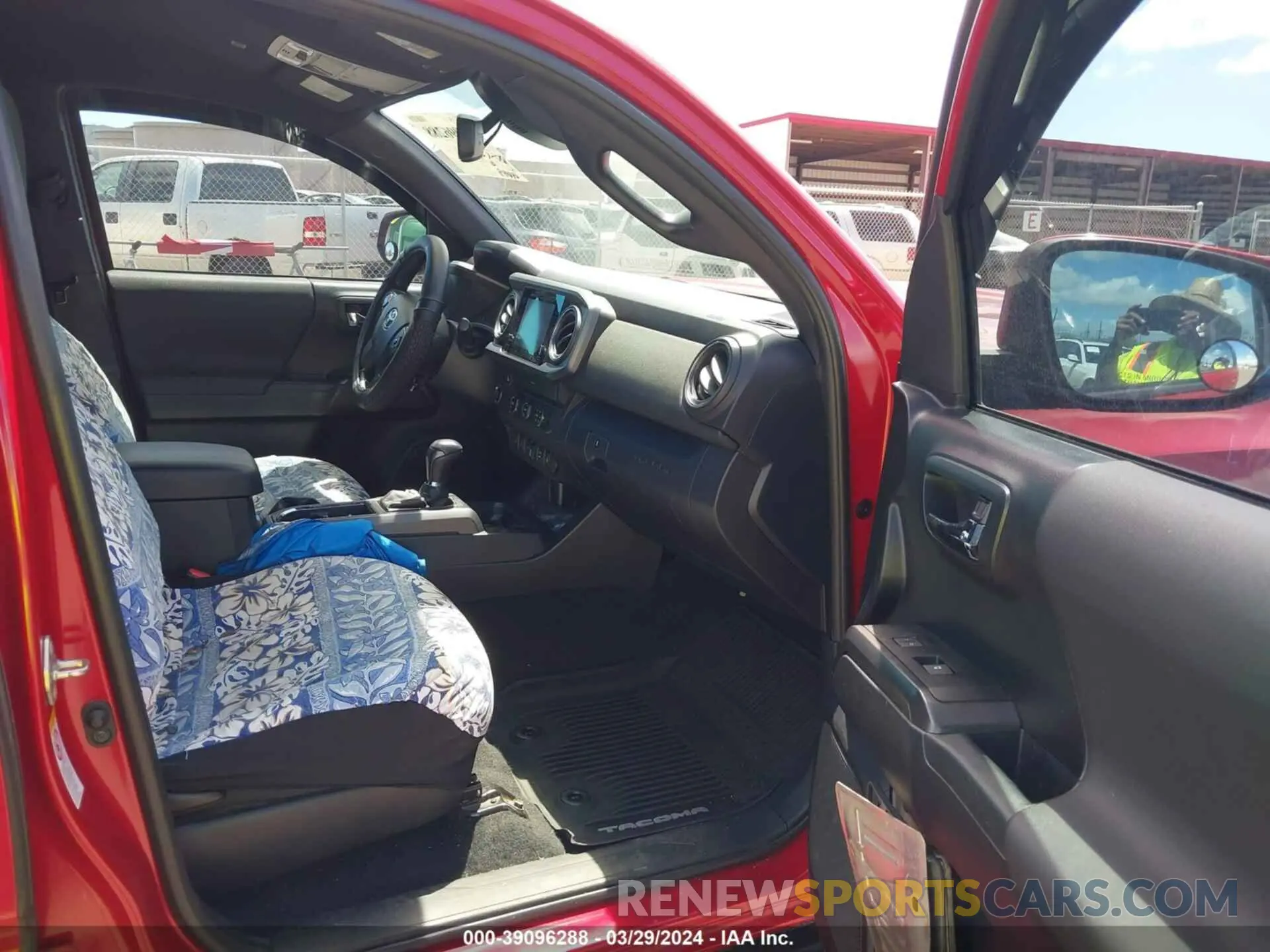 5 fotografías del automóvil dañado 3TMAZ5CN1KM102292 TOYOTA TACOMA 2019