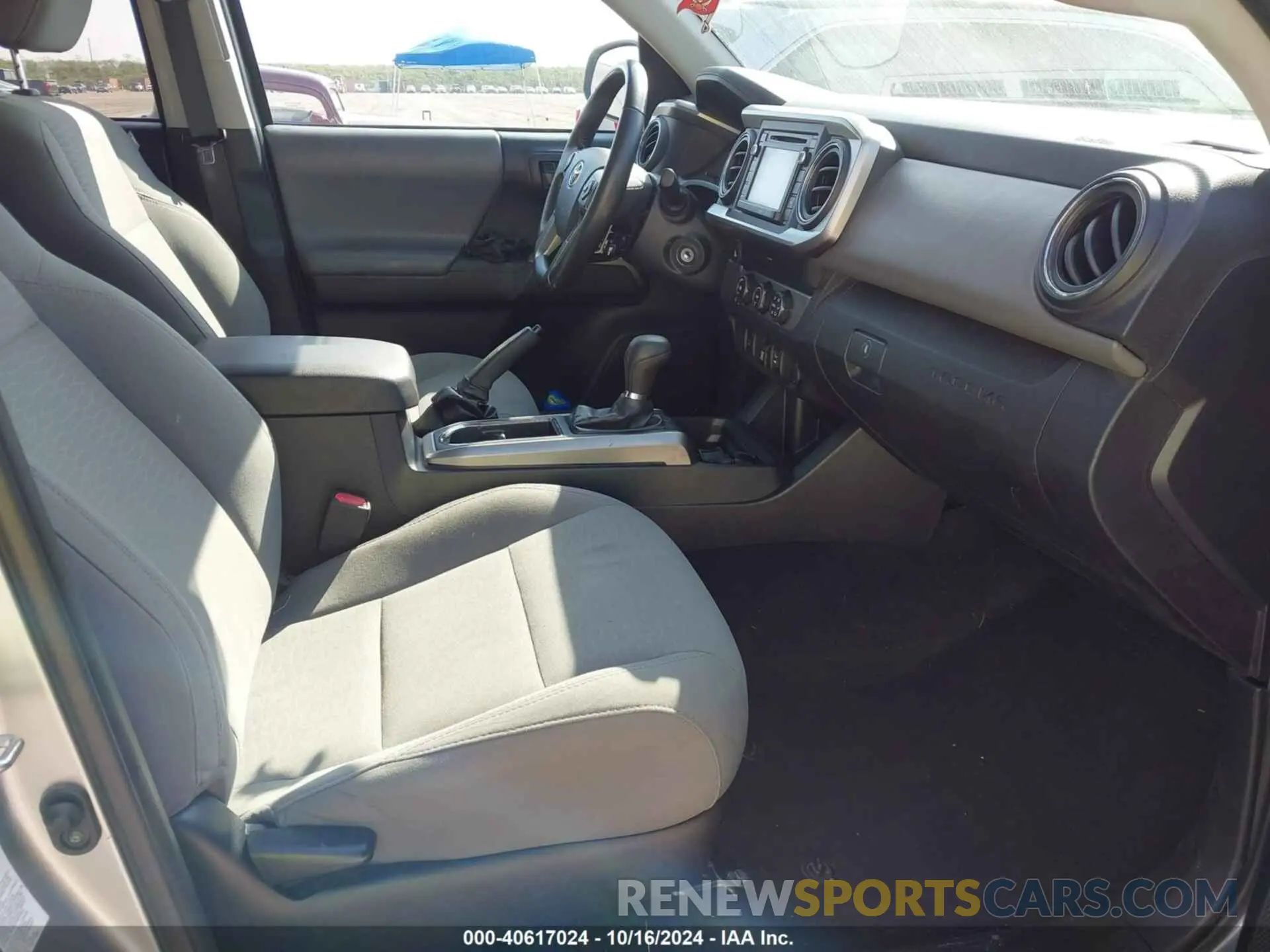 5 fotografías del automóvil dañado 3TMAZ5CN1KM106097 TOYOTA TACOMA 2019