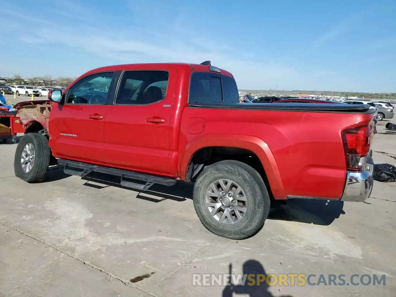 2 fotografías del automóvil dañado 3TMAZ5CN3KM083647 TOYOTA TACOMA 2019