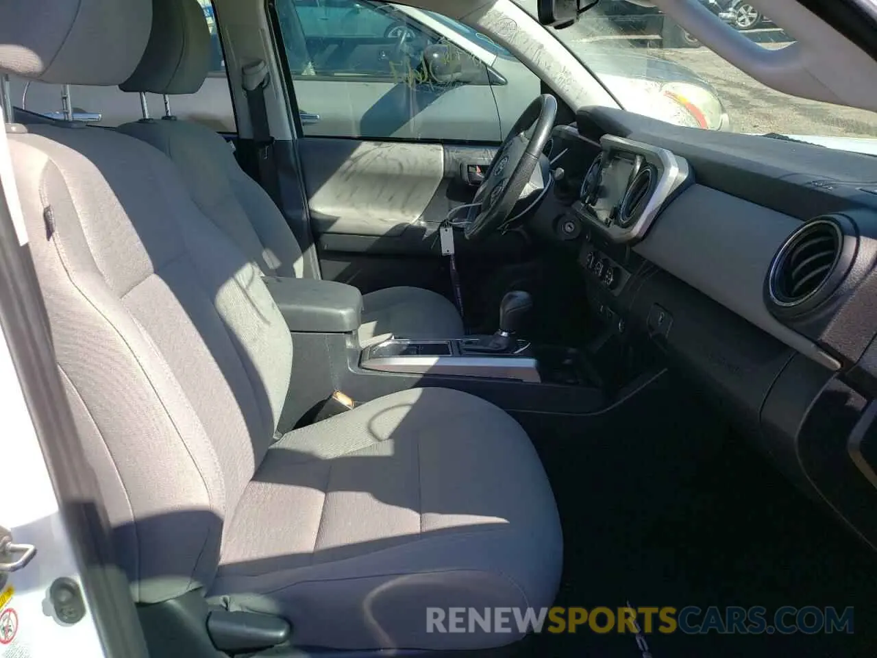 5 fotografías del automóvil dañado 3TMAZ5CN3KM092851 TOYOTA TACOMA 2019