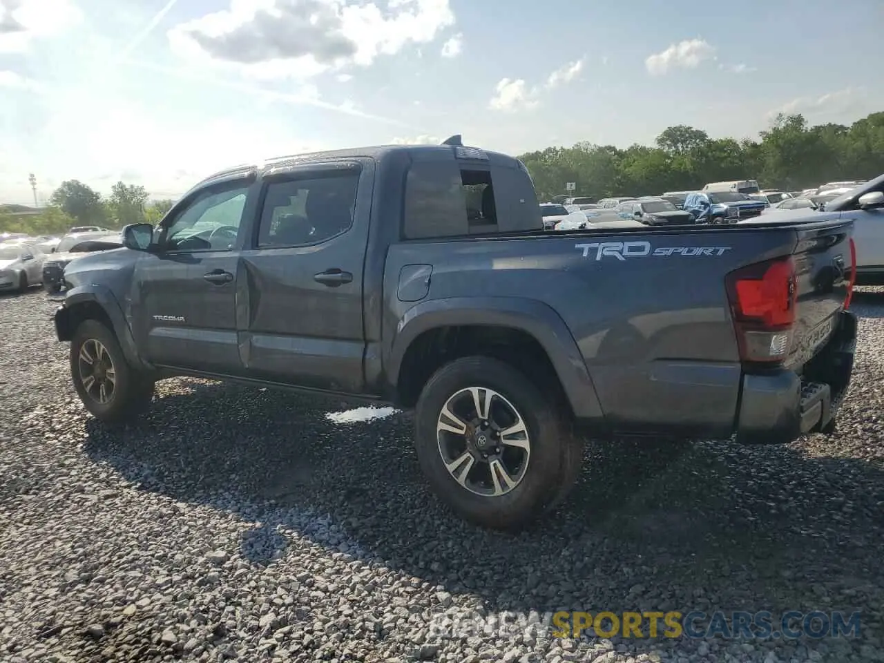 2 fotografías del automóvil dañado 3TMAZ5CN3KM105632 TOYOTA TACOMA 2019