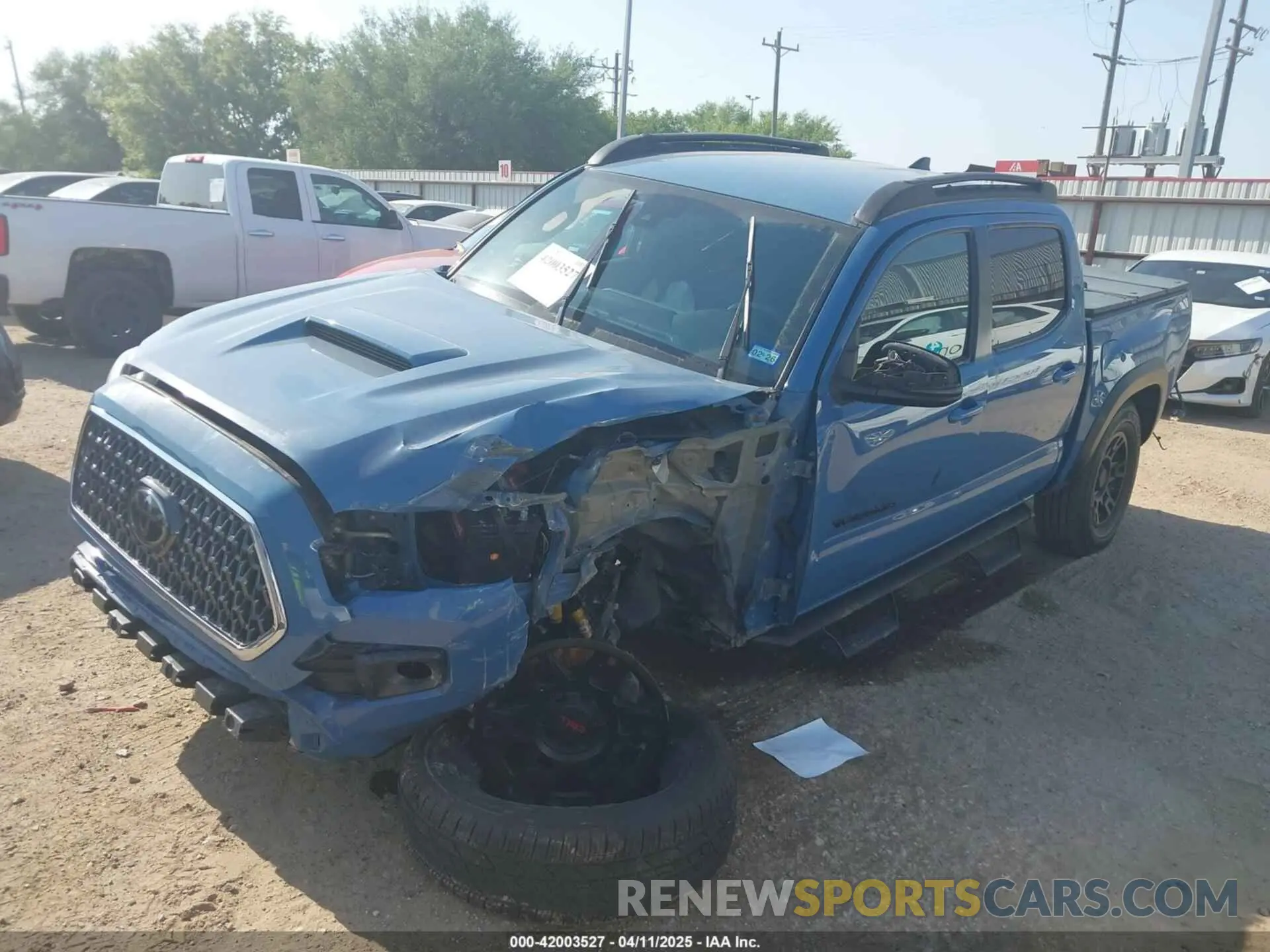 2 fotografías del automóvil dañado 3TMAZ5CN4KM104750 TOYOTA TACOMA 2019