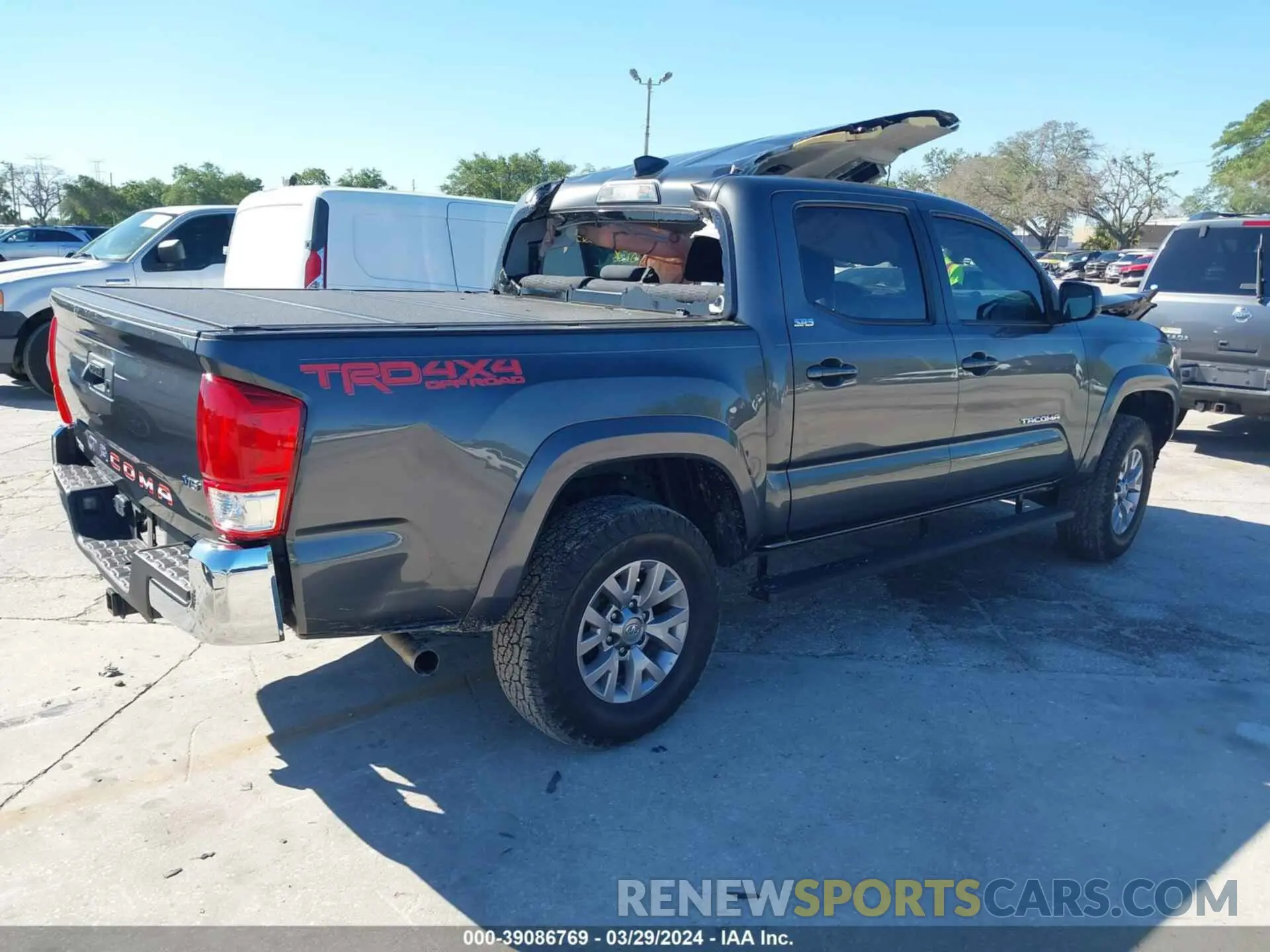 4 fotografías del automóvil dañado 3TMAZ5CN4KM105249 TOYOTA TACOMA 2019