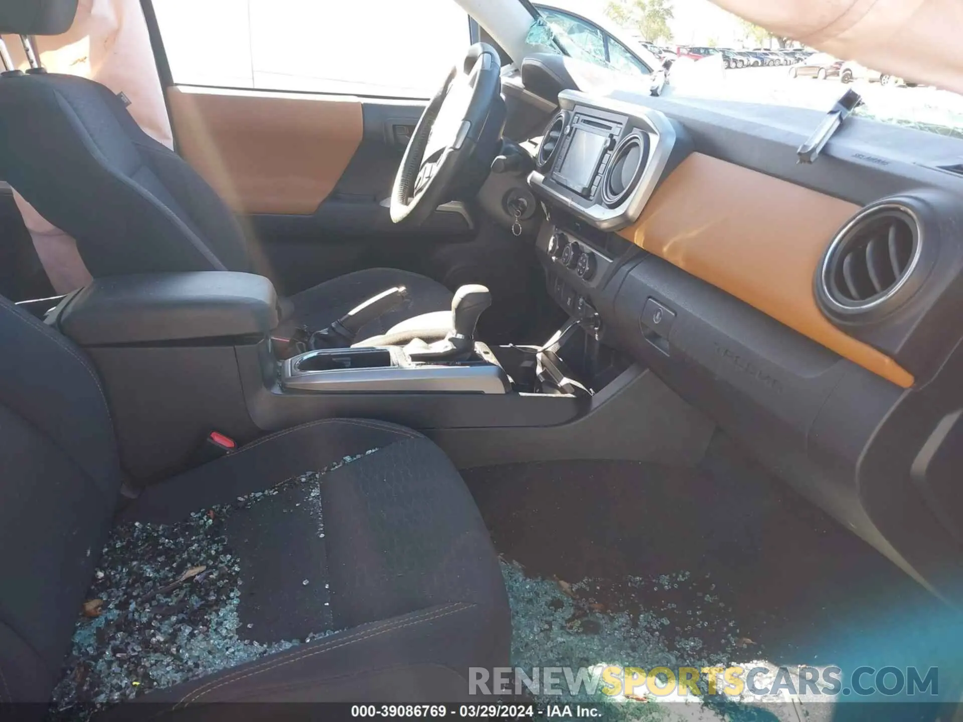 5 fotografías del automóvil dañado 3TMAZ5CN4KM105249 TOYOTA TACOMA 2019