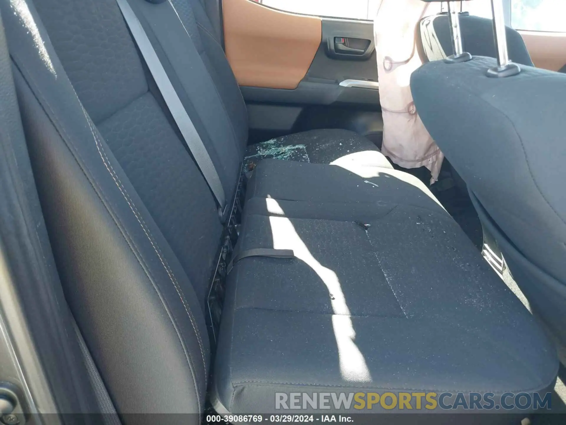 8 fotografías del automóvil dañado 3TMAZ5CN4KM105249 TOYOTA TACOMA 2019