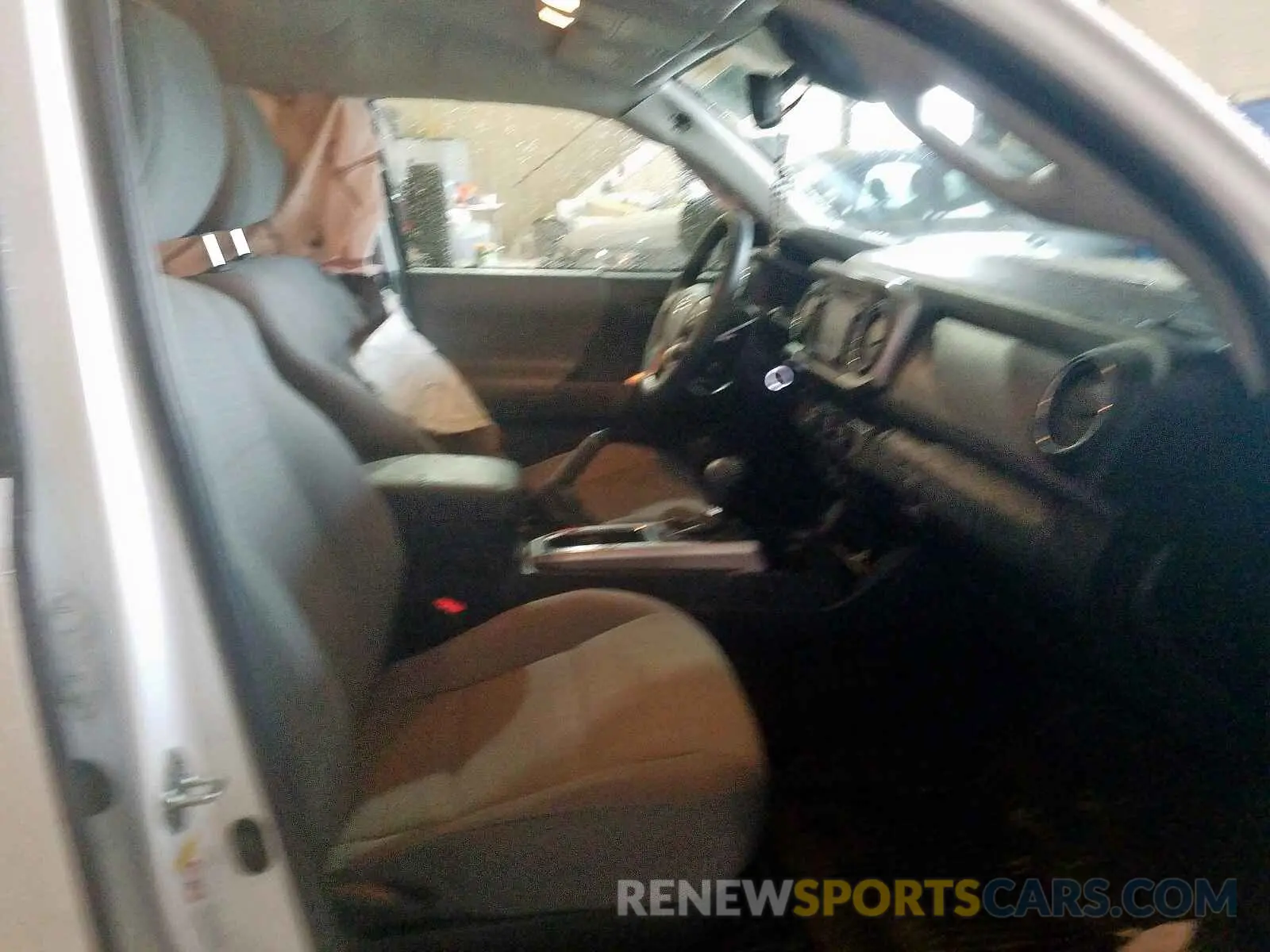 5 fotografías del automóvil dañado 3TMAZ5CN5KM096237 TOYOTA TACOMA 2019