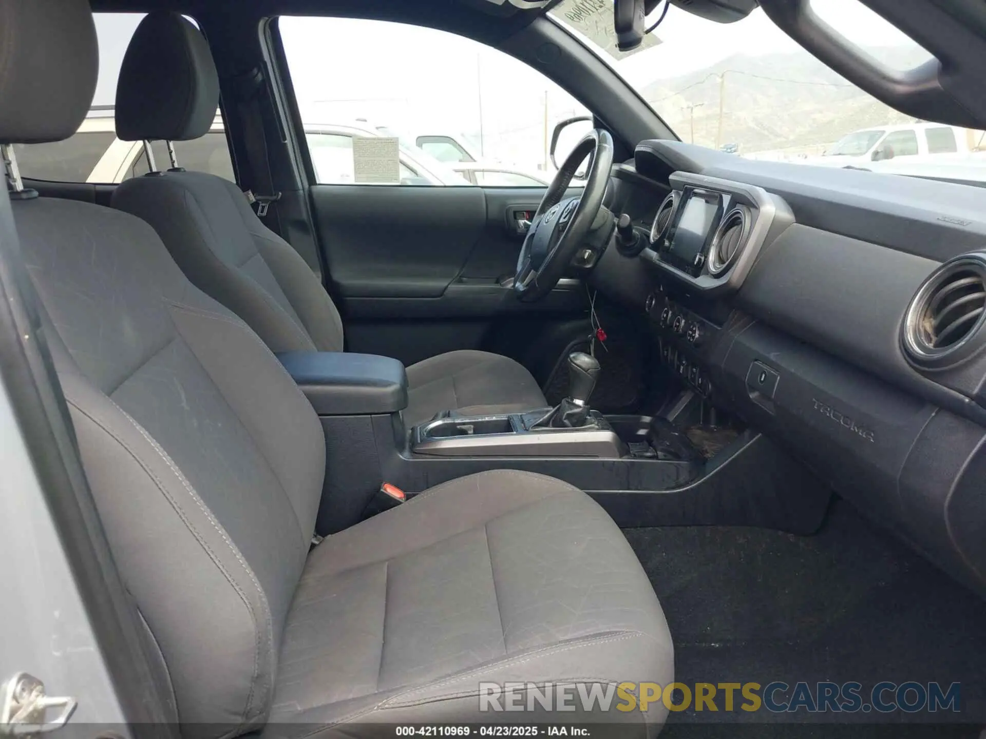5 fotografías del automóvil dañado 3TMAZ5CN5KM097176 TOYOTA TACOMA 2019