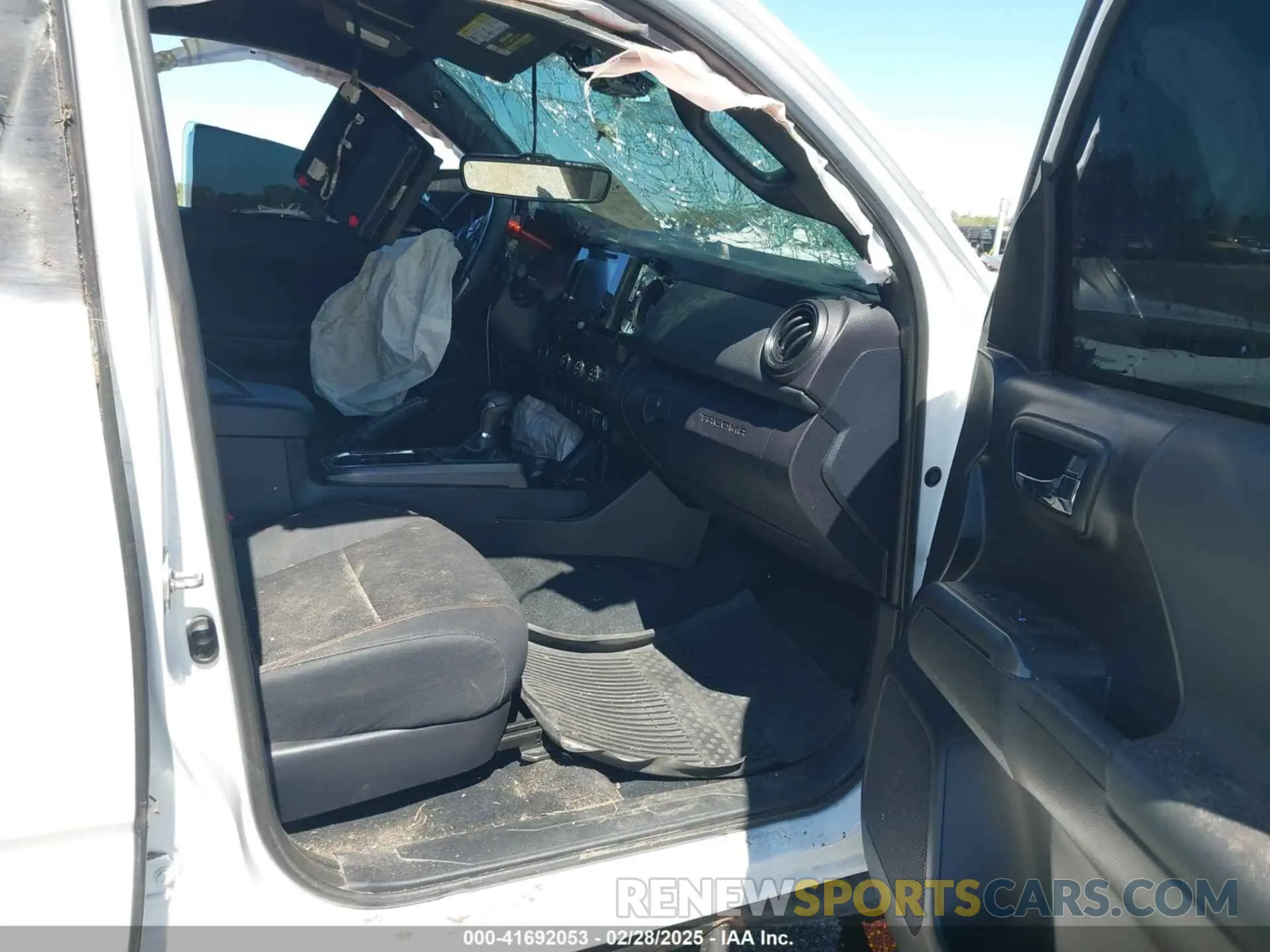 5 fotografías del automóvil dañado 3TMAZ5CN6KM086574 TOYOTA TACOMA 2019