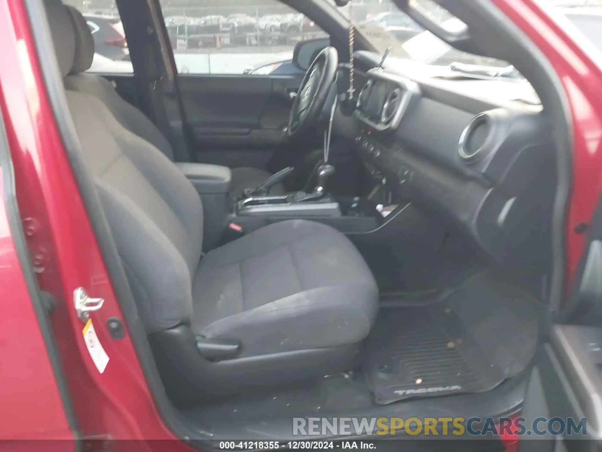 5 fotografías del automóvil dañado 3TMAZ5CN6KM095999 TOYOTA TACOMA 2019