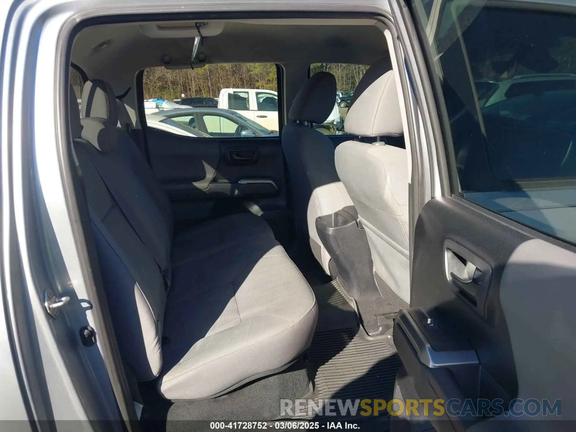 8 fotografías del automóvil dañado 3TMAZ5CN6KM099700 TOYOTA TACOMA 2019