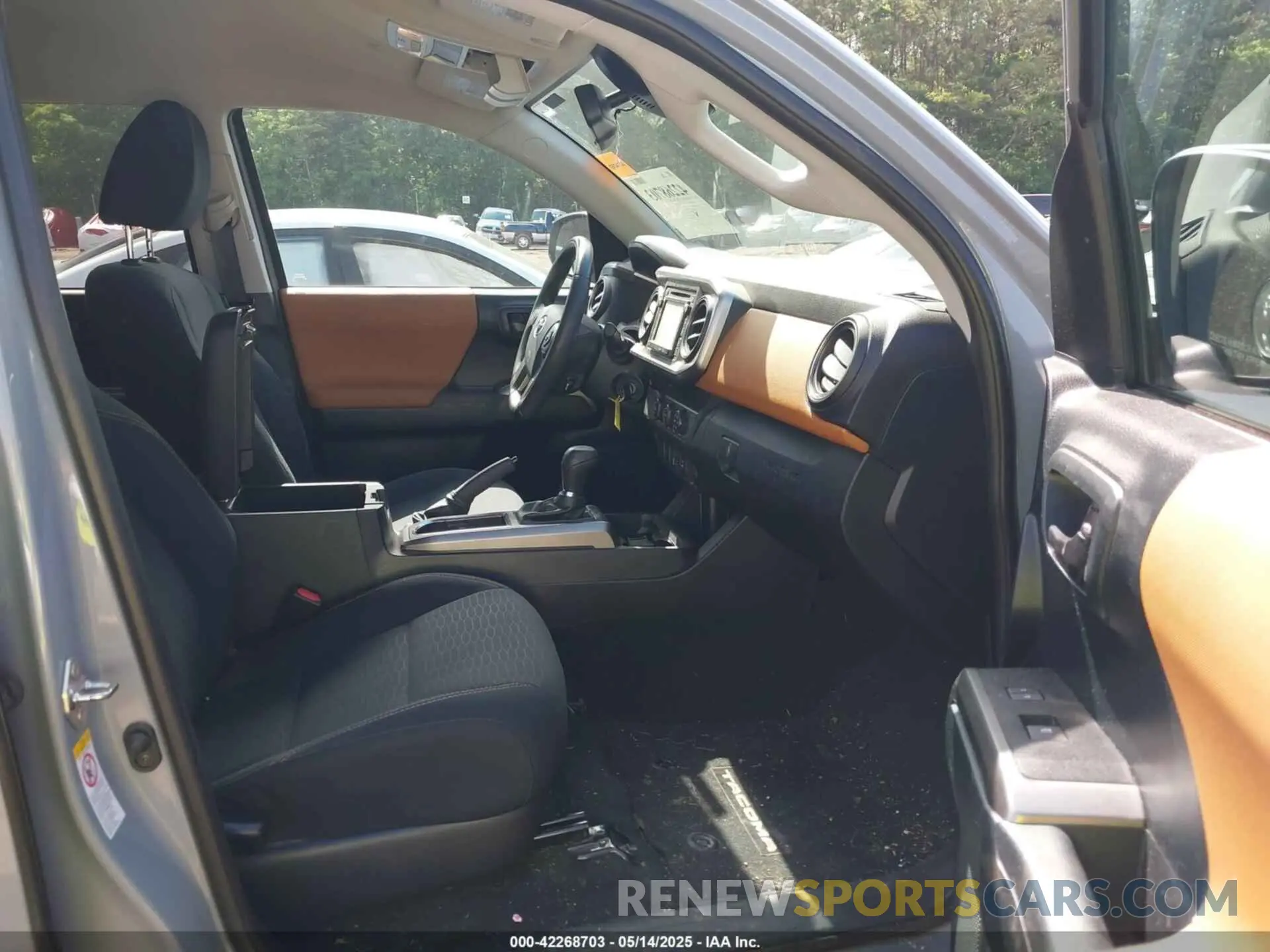 5 fotografías del automóvil dañado 3TMAZ5CN6KM102109 TOYOTA TACOMA 2019