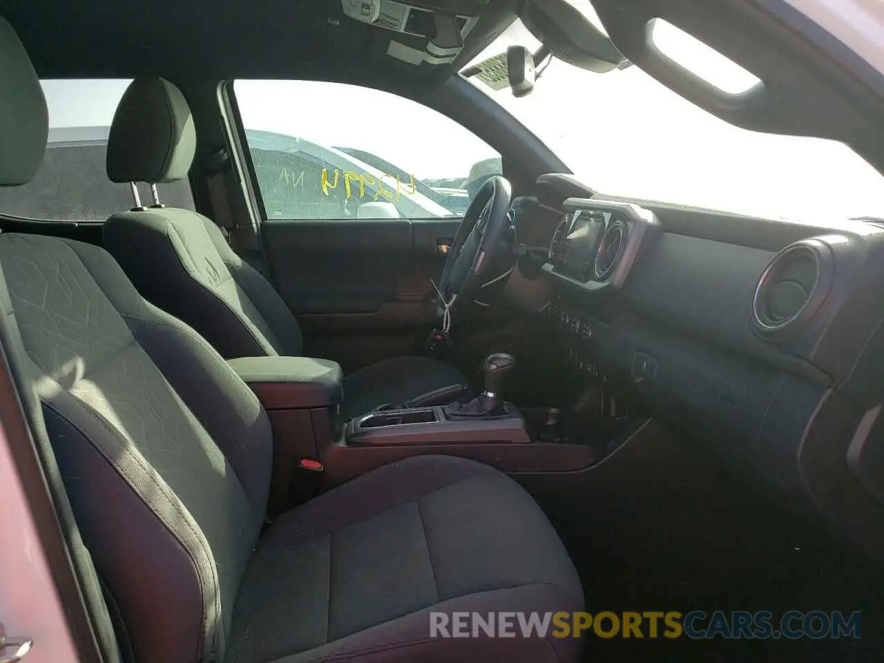 5 fotografías del automóvil dañado 3TMAZ5CN7KM103480 TOYOTA TACOMA 2019