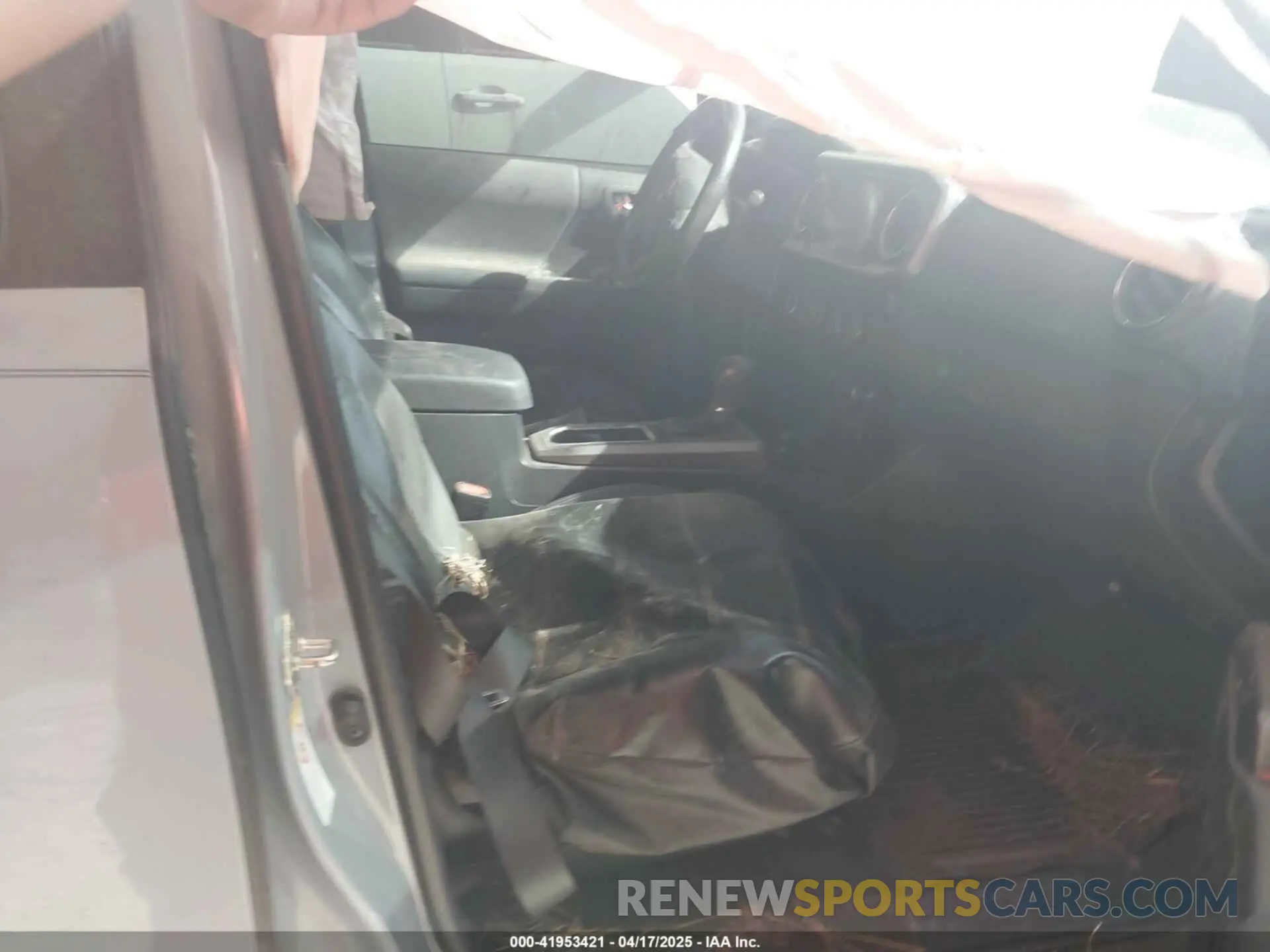 5 fotografías del automóvil dañado 3TMAZ5CN8KM091324 TOYOTA TACOMA 2019