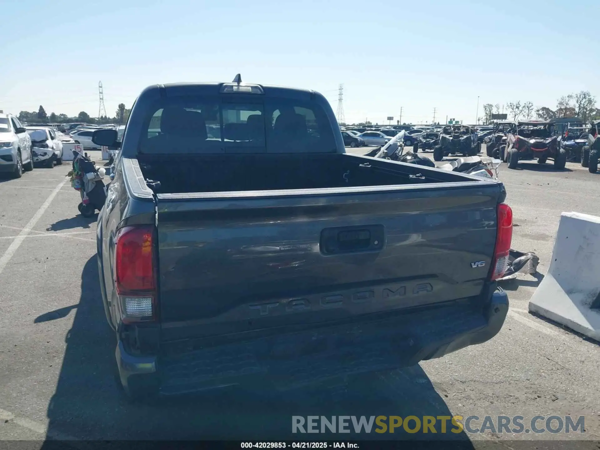 16 fotografías del automóvil dañado 3TMAZ5CN8KM096846 TOYOTA TACOMA 2019