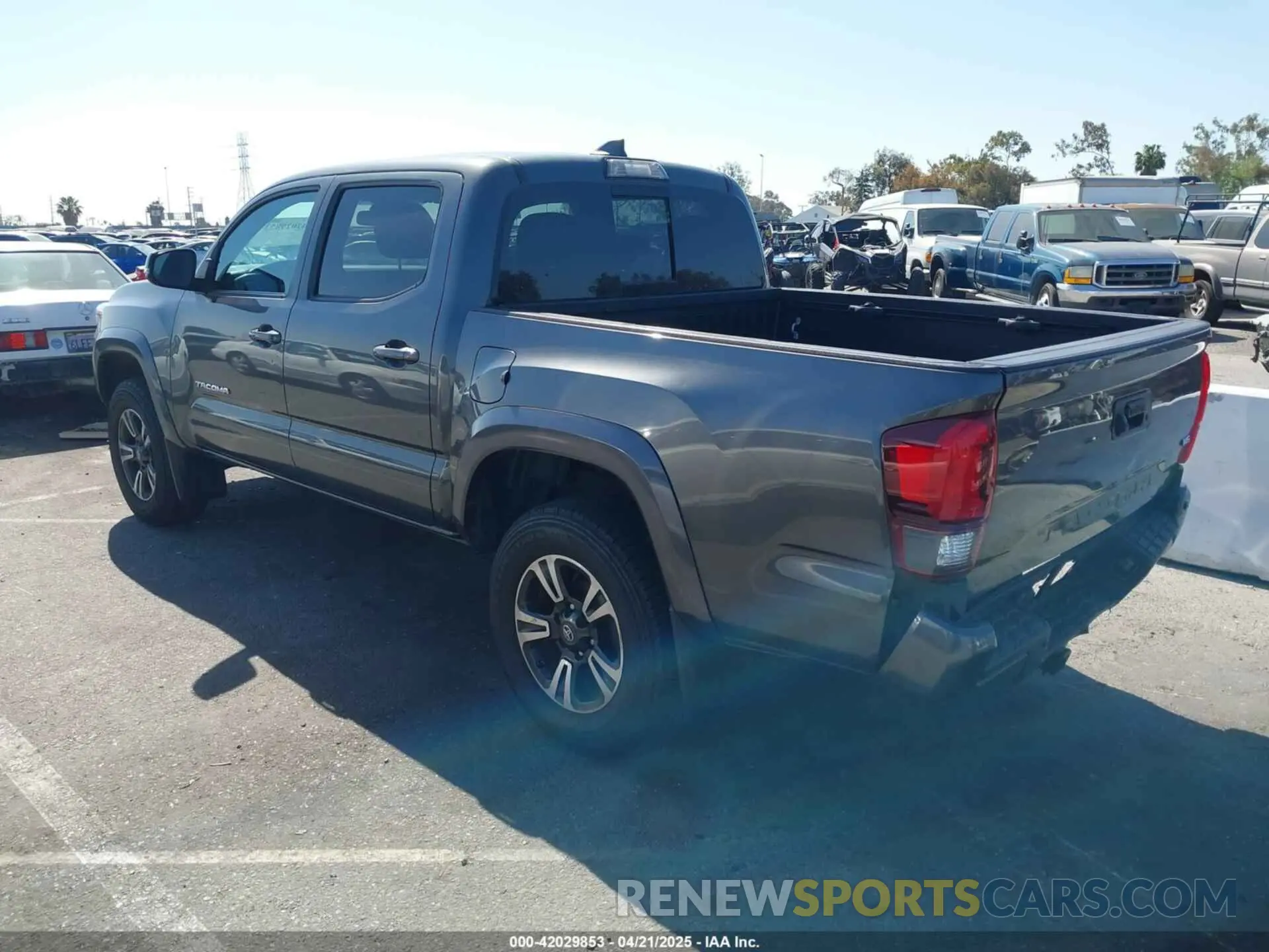 3 fotografías del automóvil dañado 3TMAZ5CN8KM096846 TOYOTA TACOMA 2019