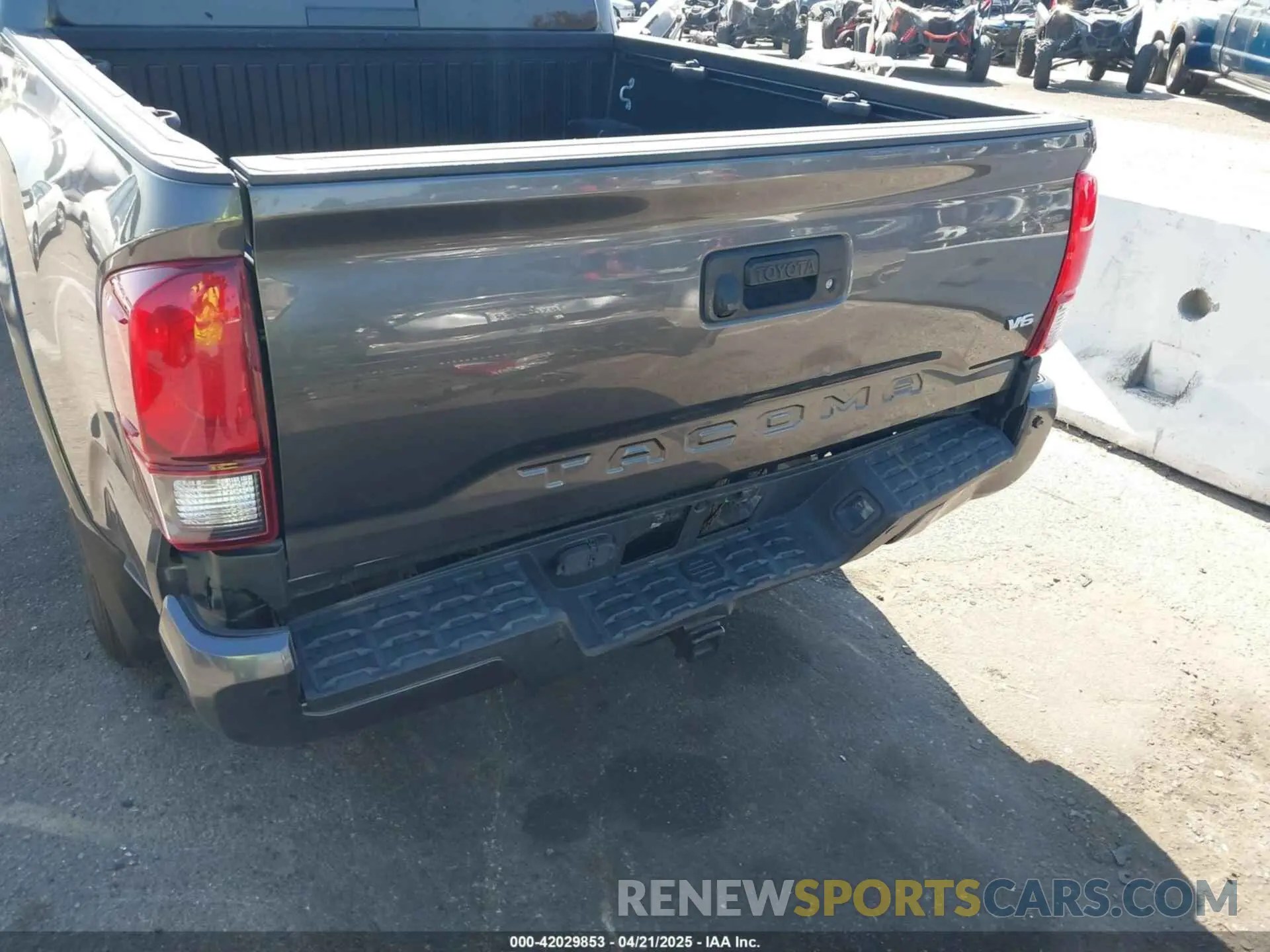 6 fotografías del automóvil dañado 3TMAZ5CN8KM096846 TOYOTA TACOMA 2019