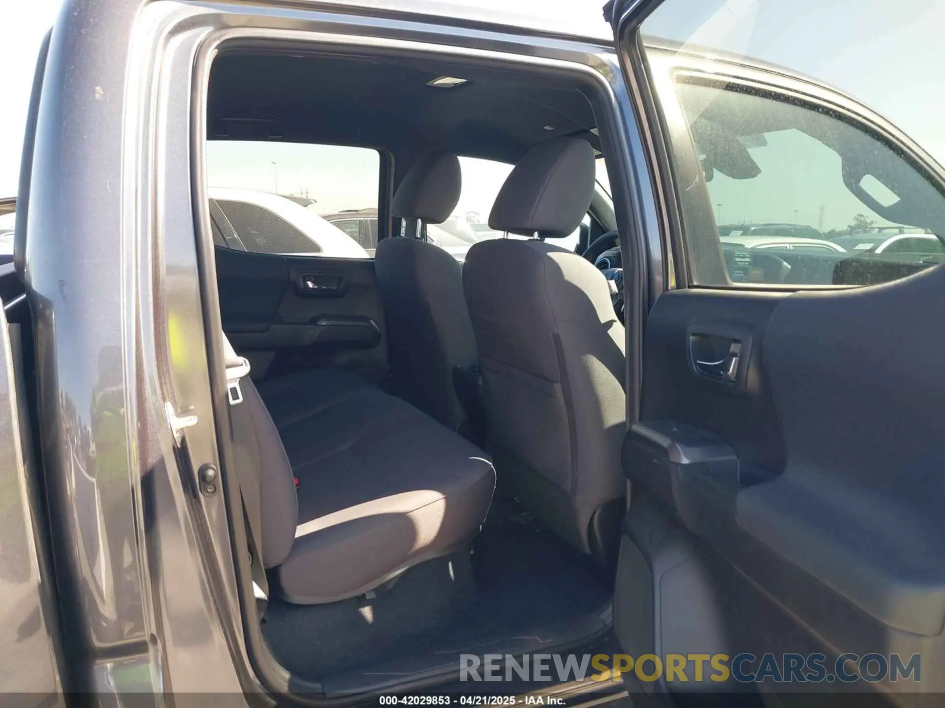8 fotografías del automóvil dañado 3TMAZ5CN8KM096846 TOYOTA TACOMA 2019