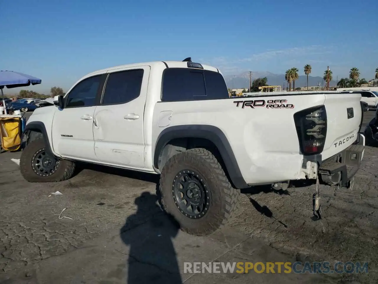 2 fotografías del automóvil dañado 3TMAZ5CN8KM112835 TOYOTA TACOMA 2019