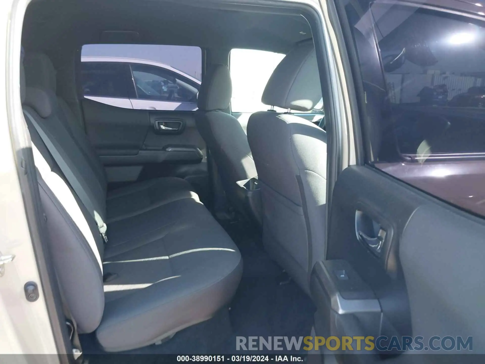 8 fotografías del automóvil dañado 3TMAZ5CN9KM094197 TOYOTA TACOMA 2019